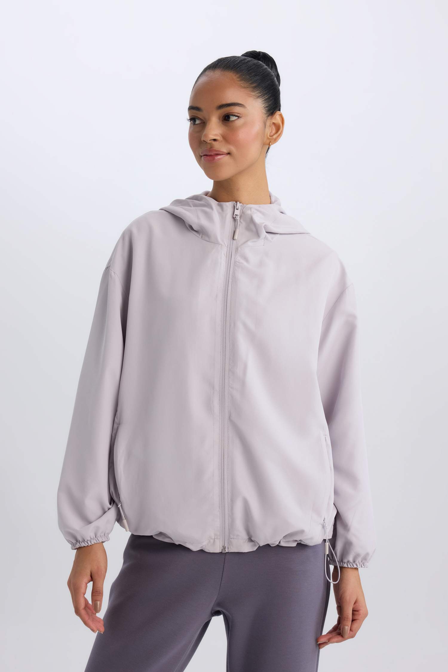 قصة عادية بغطاء للرأس طارد للماء