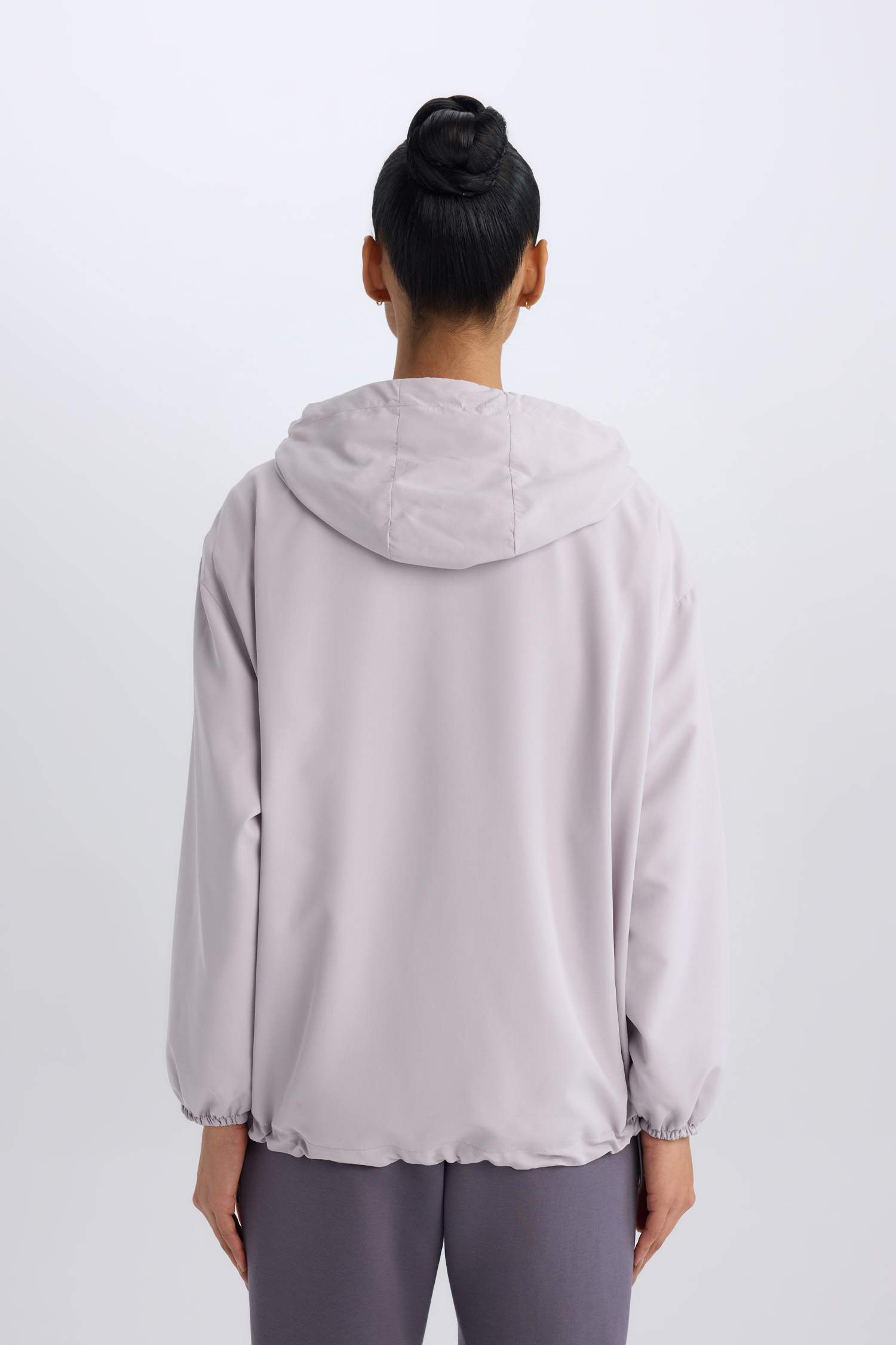 قصة عادية بغطاء للرأس طارد للماء