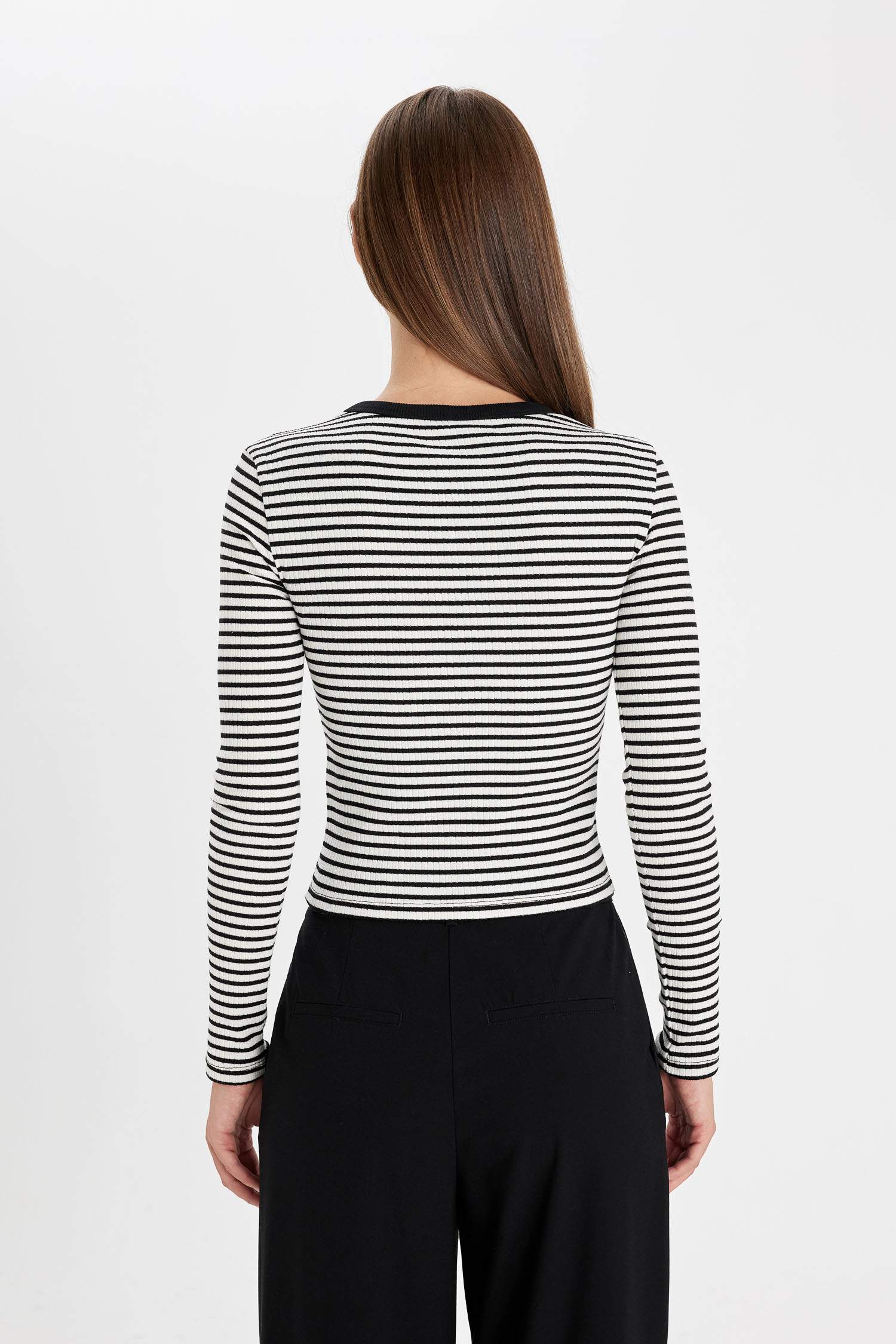 дөңгелек жаға жолақ тоқылған Ұзын жеңді футболка