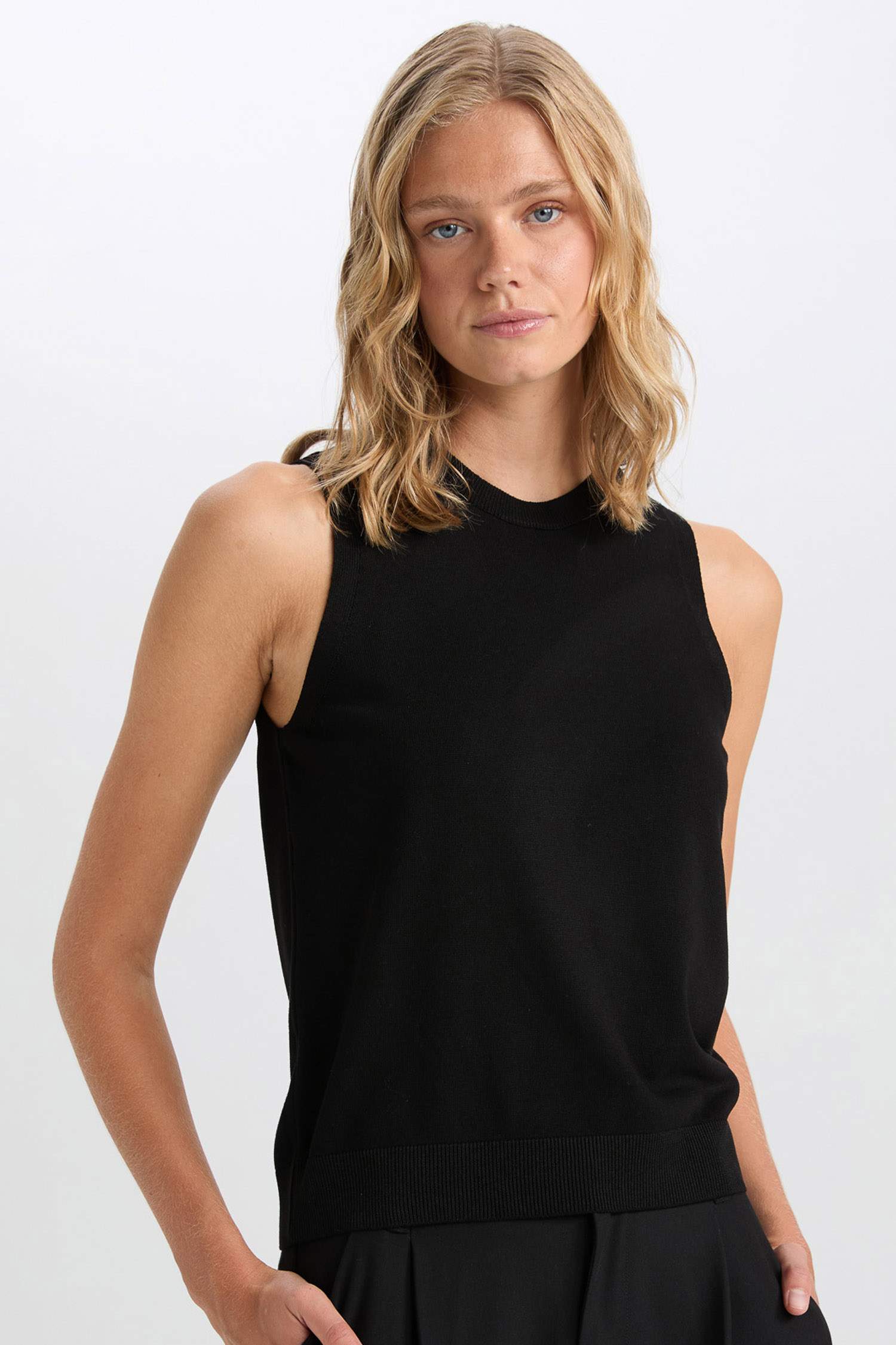 Pull sans manches slim basique en tricot à col rond