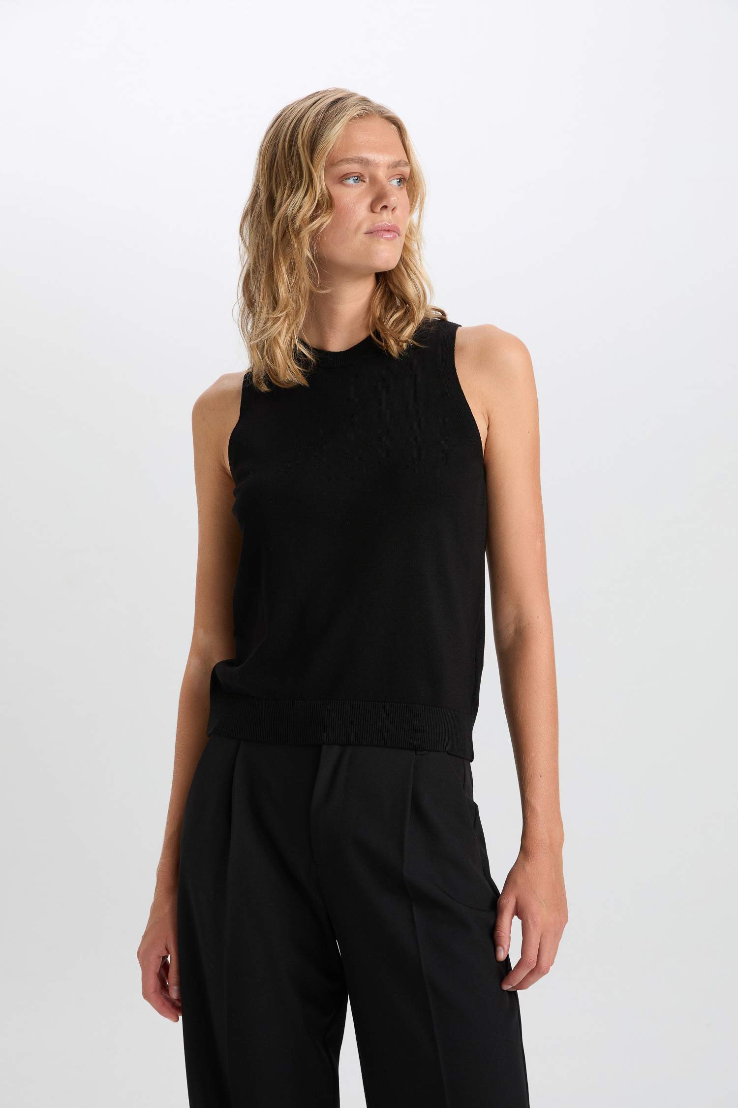 Pull sans manches slim basique en tricot à col rond