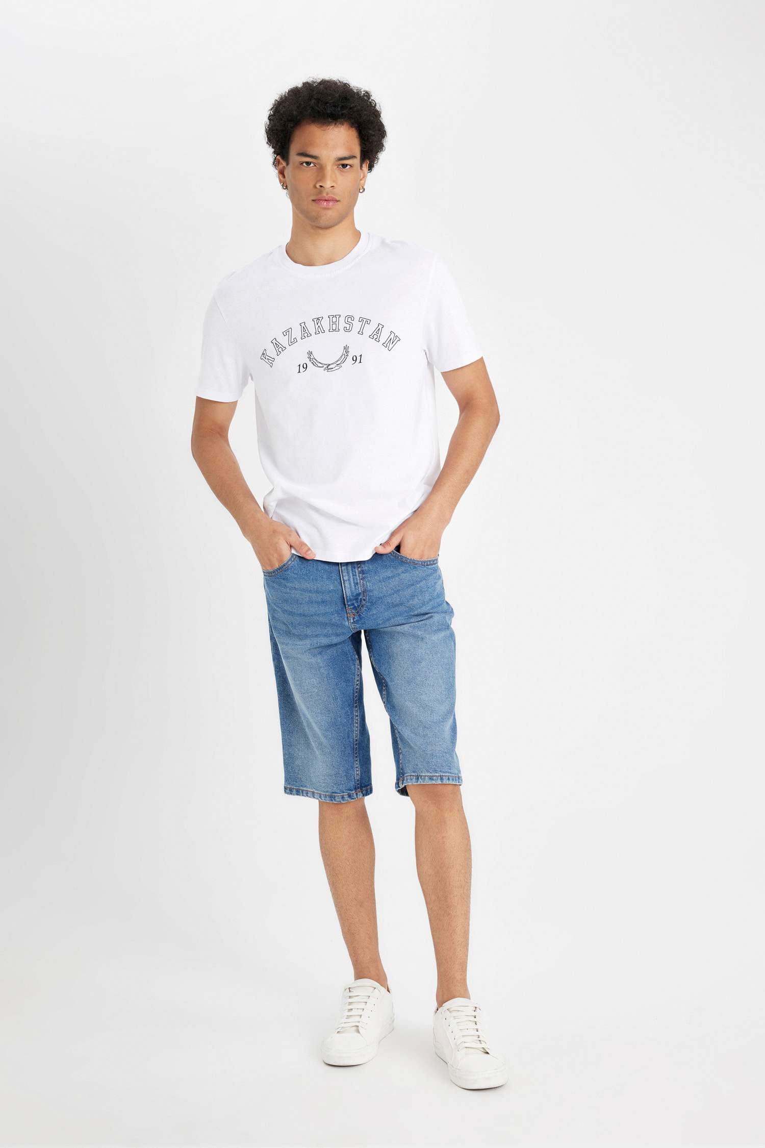 Футболка стандартного кроя с принтом