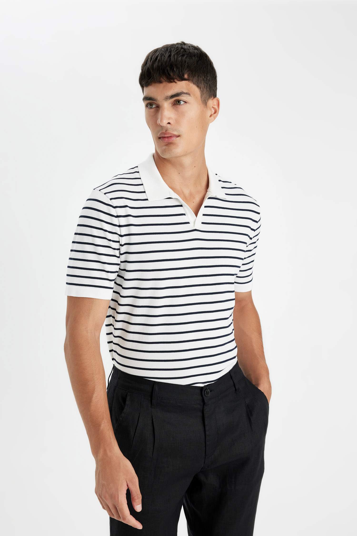 تيشيرت بولو مخطط تريكو قصة عادية