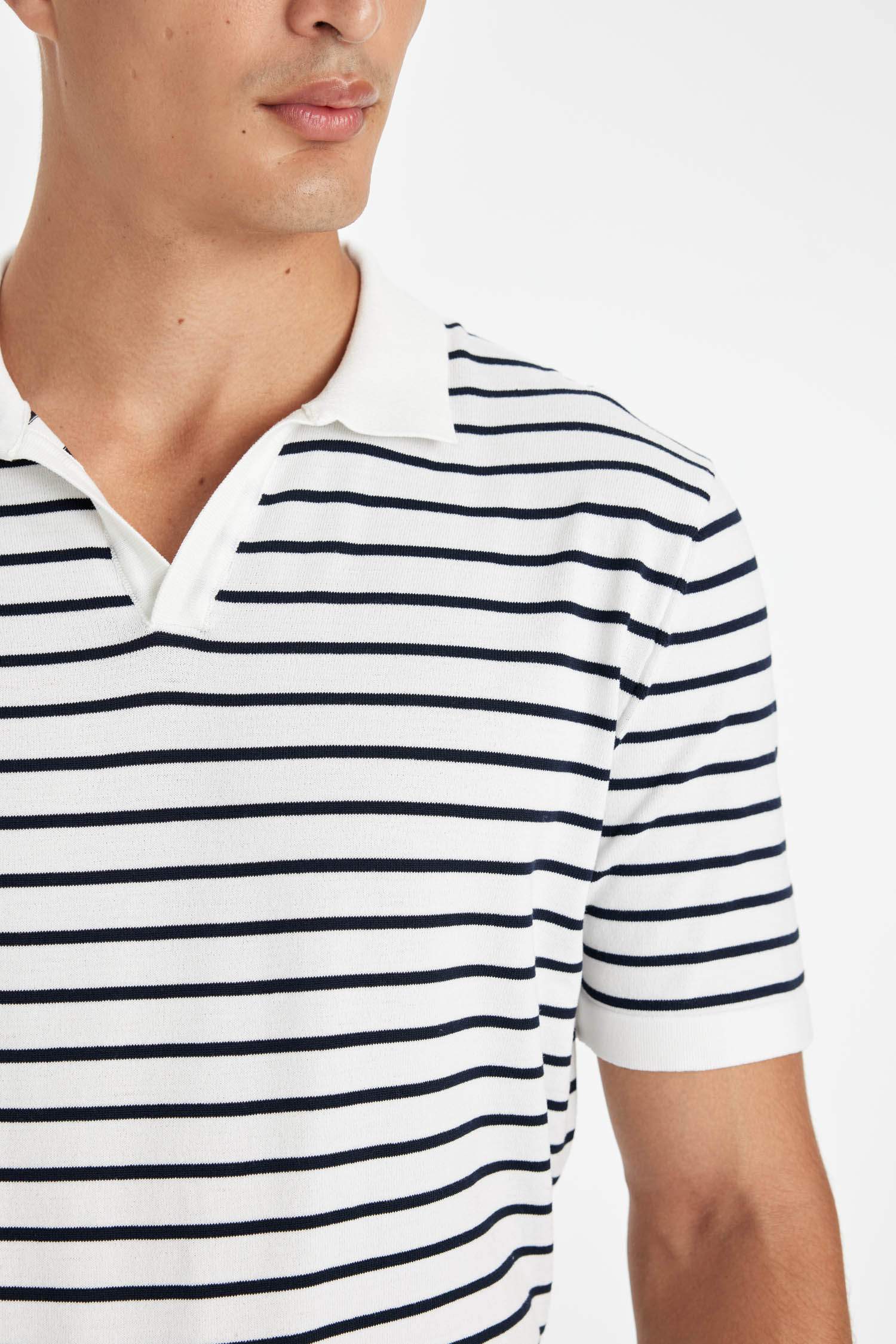 تيشيرت بولو مخطط تريكو قصة عادية