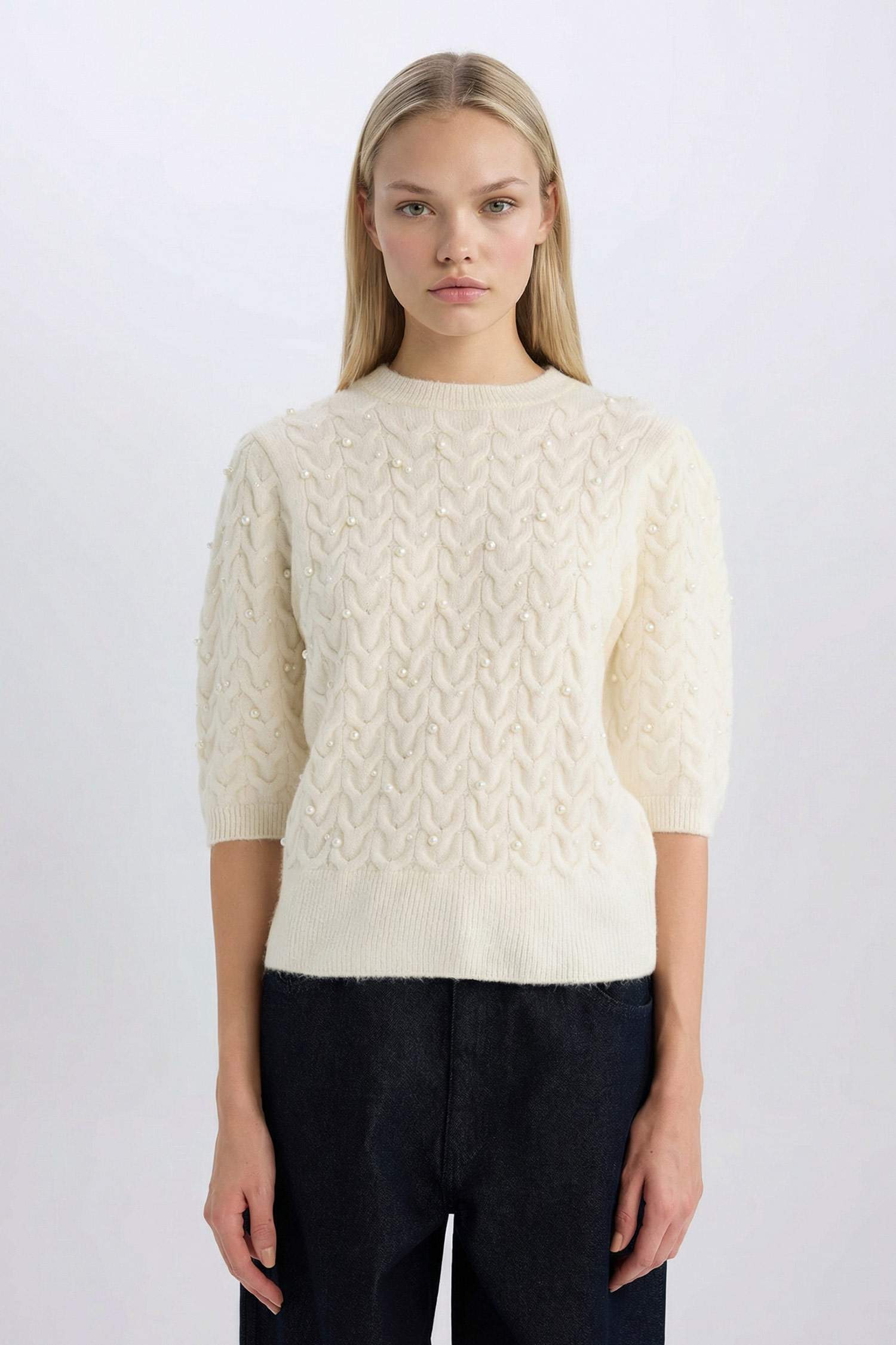 Свитер стандартного кроя с круглым вырезом