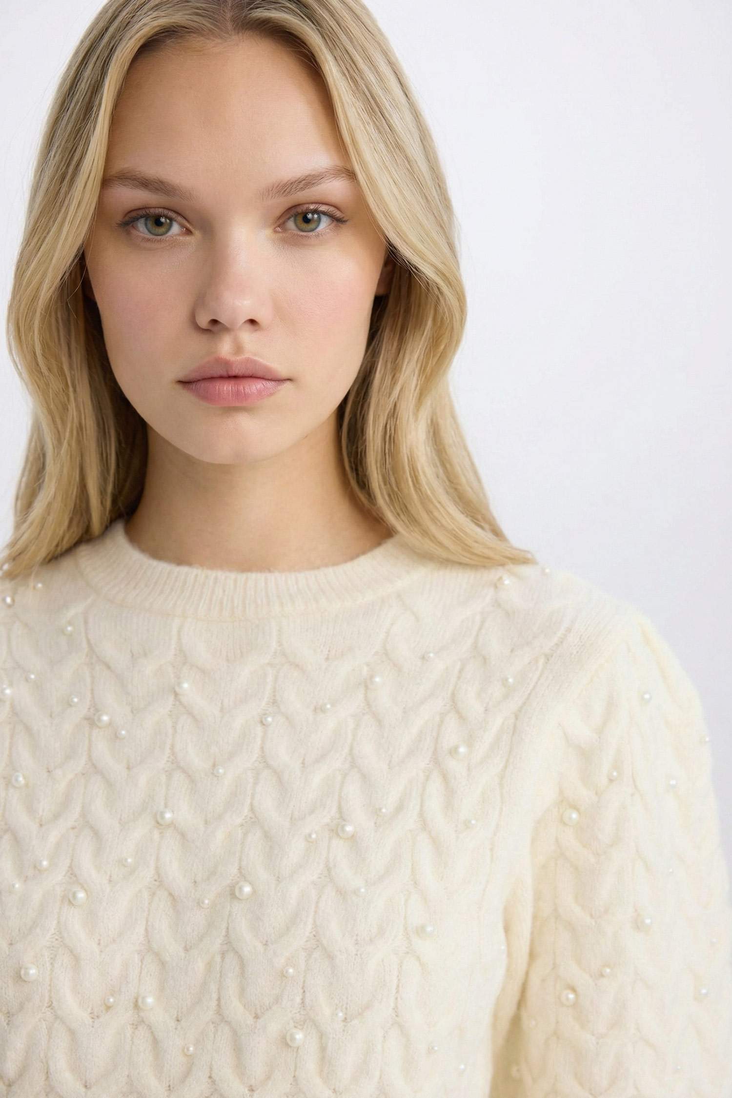 Свитер стандартного кроя с круглым вырезом