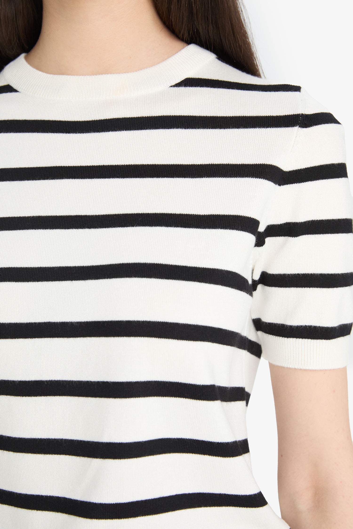 بلوز صوف مخطط قصة عادية بياخة مستديرة