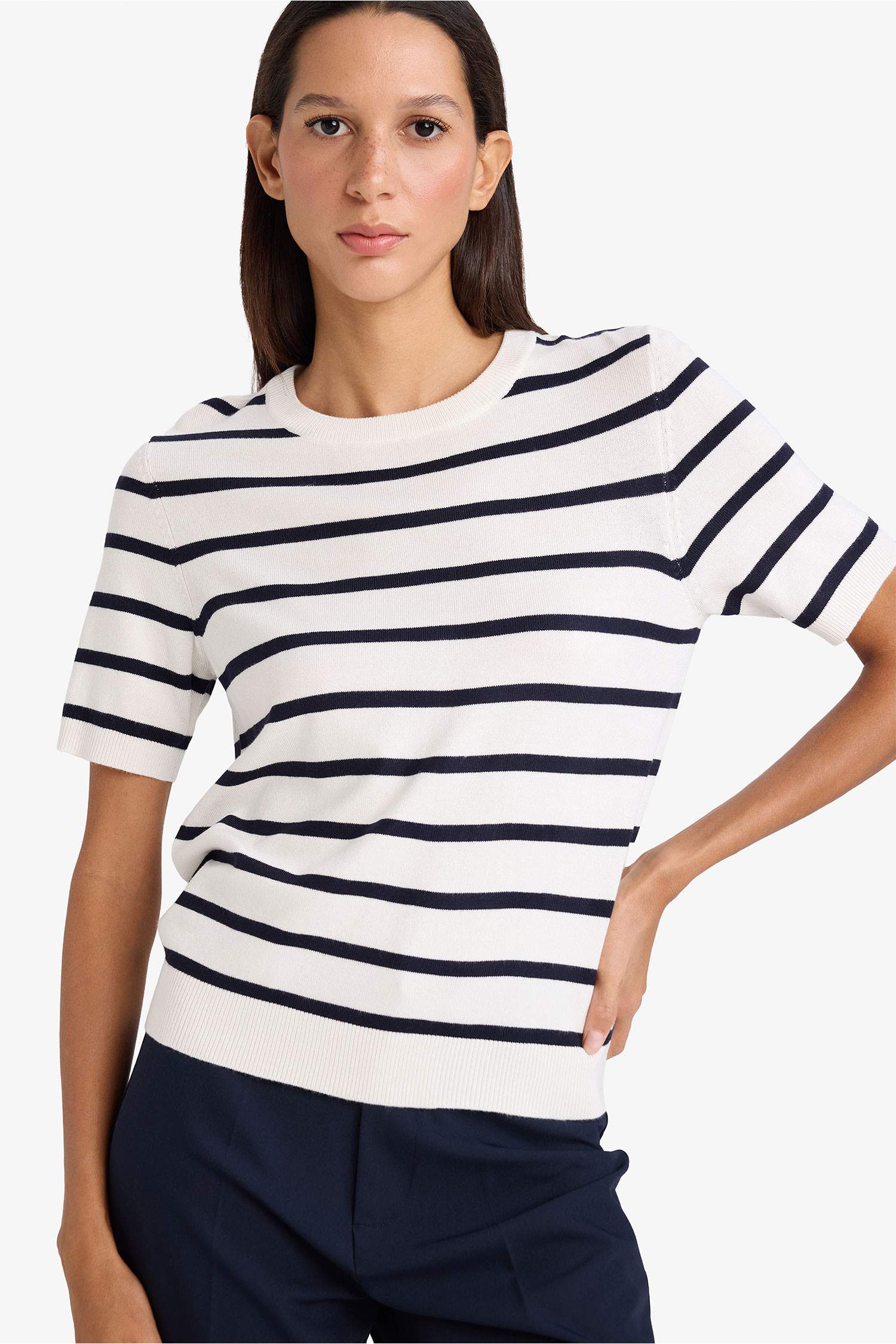 بلوز صوف مخطط قصة عادية بياخة مستديرة