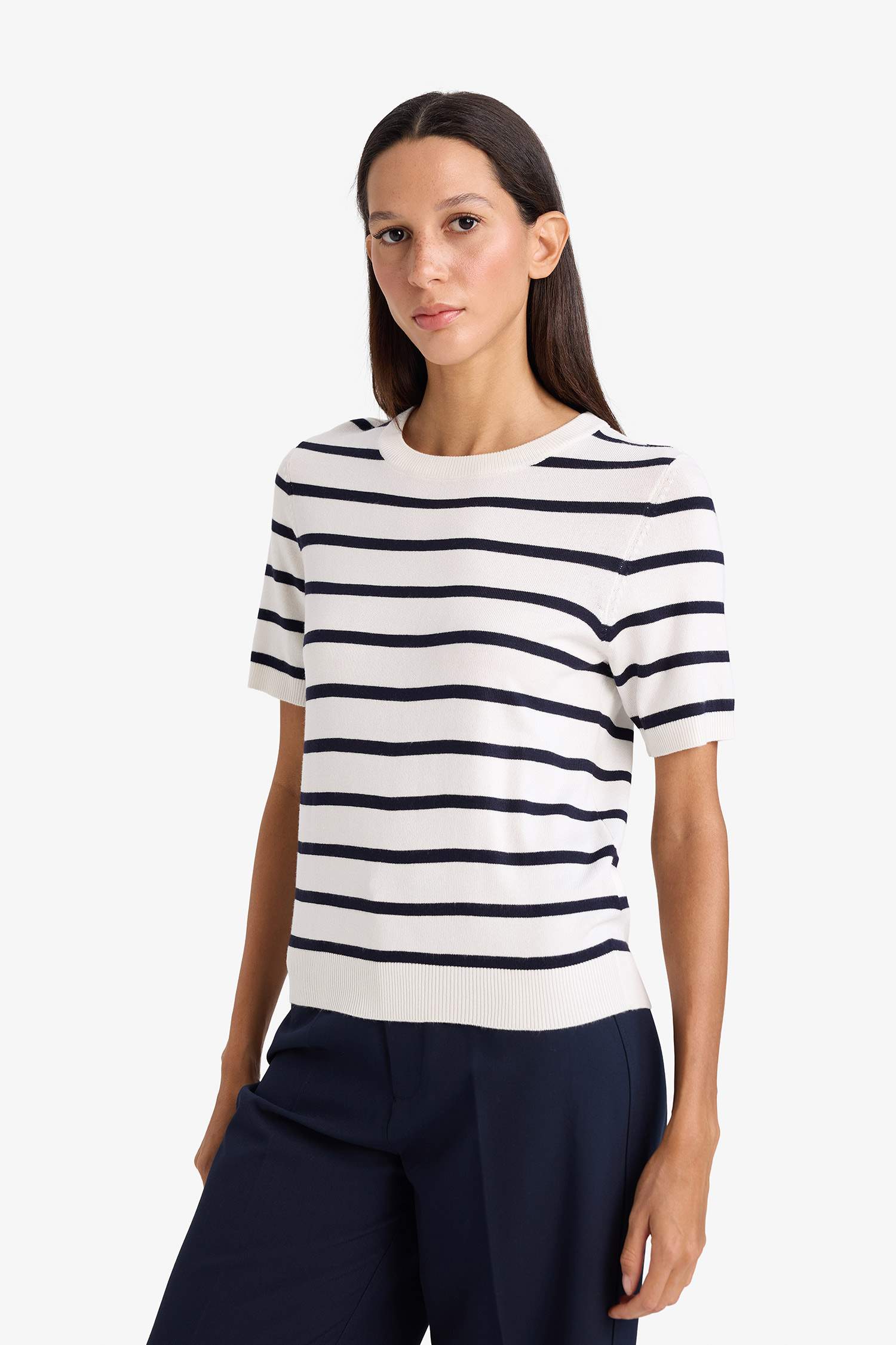 Трикотажный свитер Regular Fit с круглым вырезом, в полоску и коротким рукавом