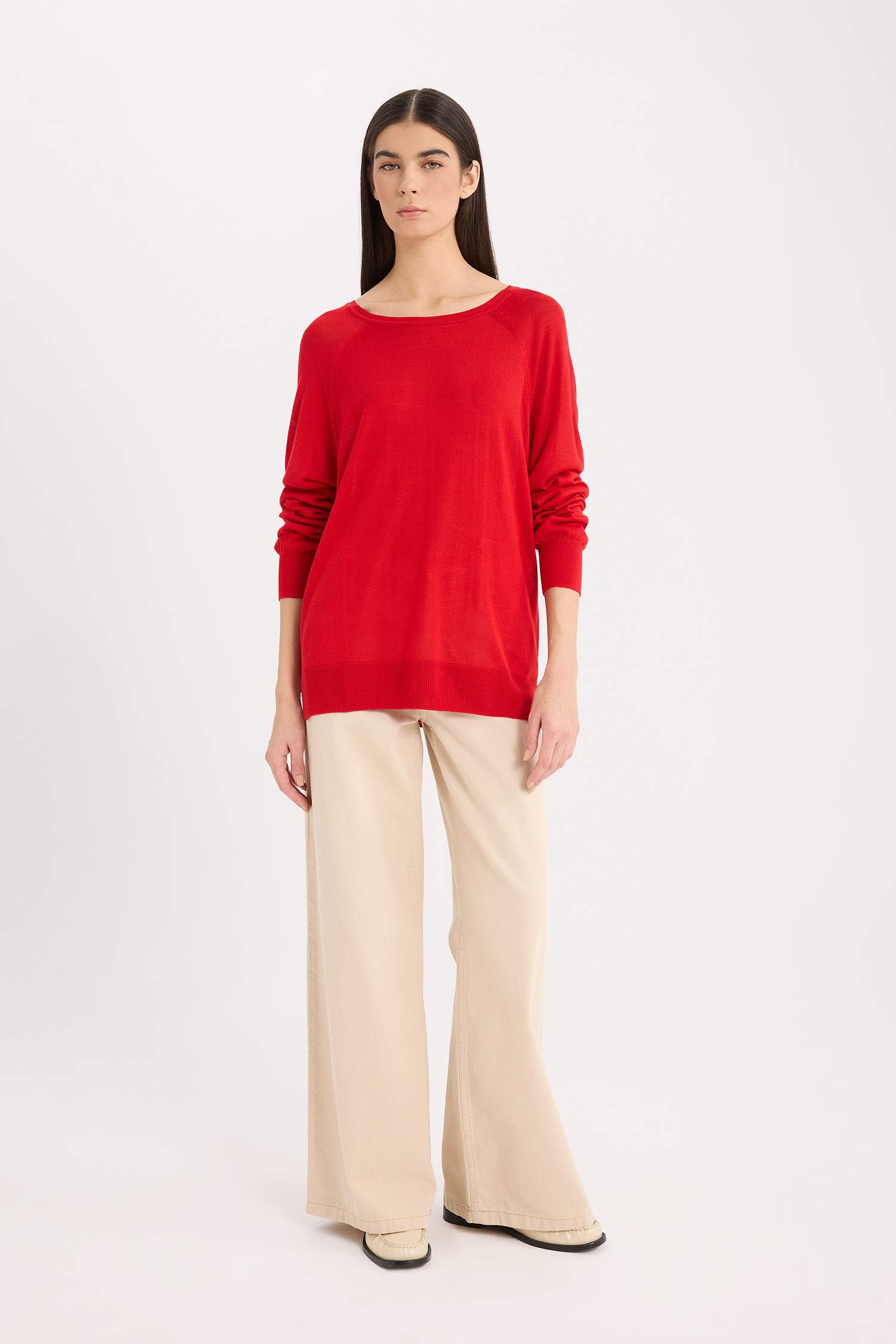 Свитер стандартного кроя с круглым вырезом