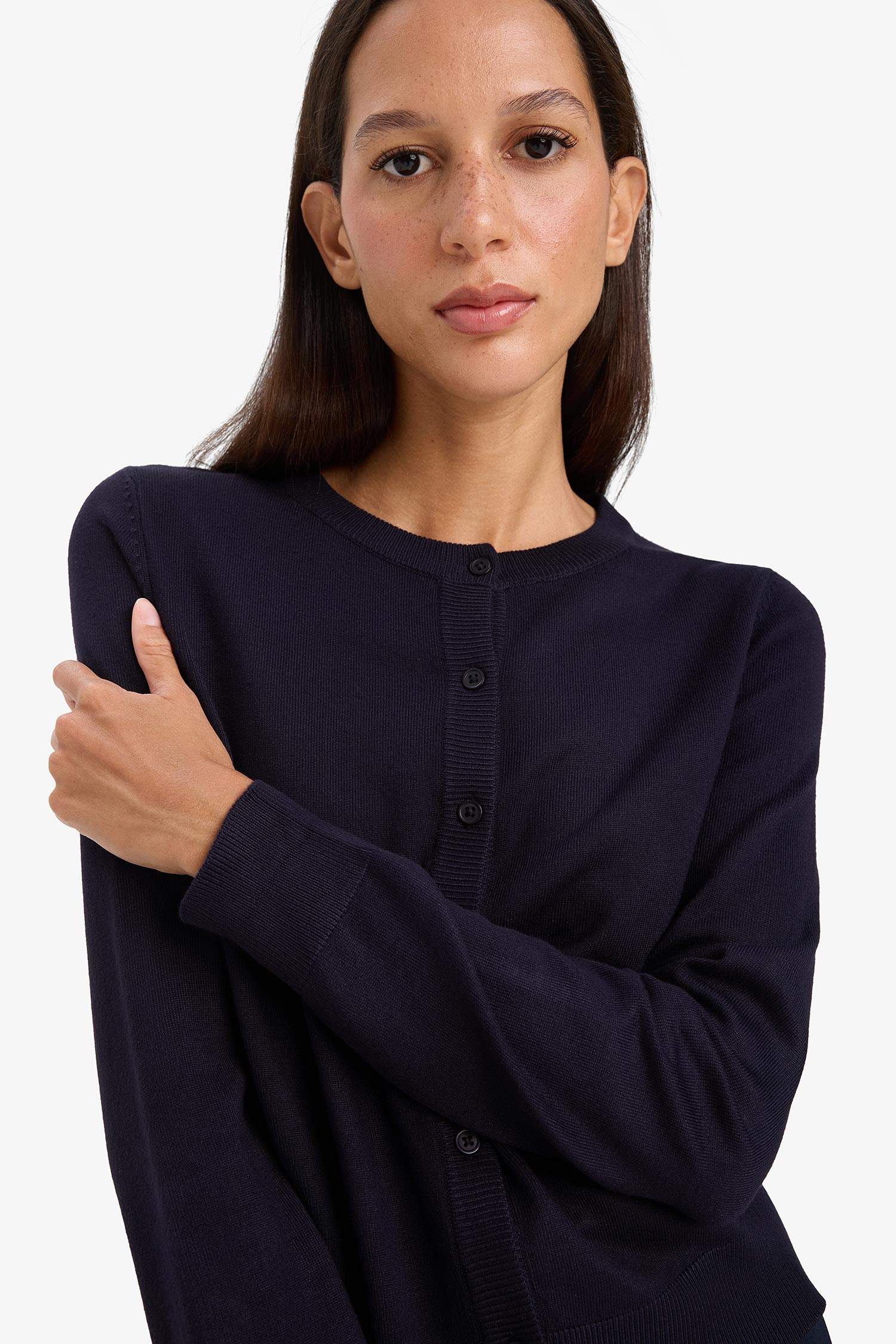 جاكيت صوف تريكو قصة عادية بياخة مستديرة بأزرار