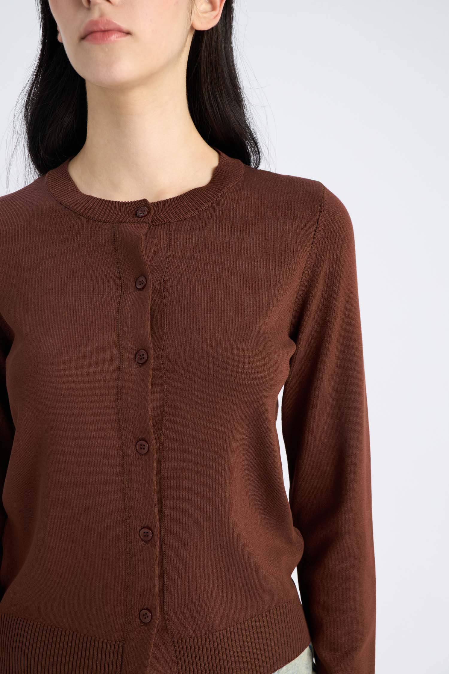 جاكيت تريكو سادة قصة عادية بياخة مستديرة