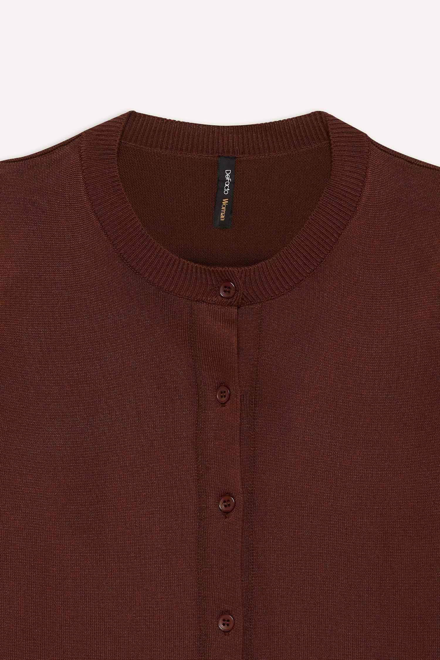 جاكيت تريكو سادة قصة عادية بياخة مستديرة