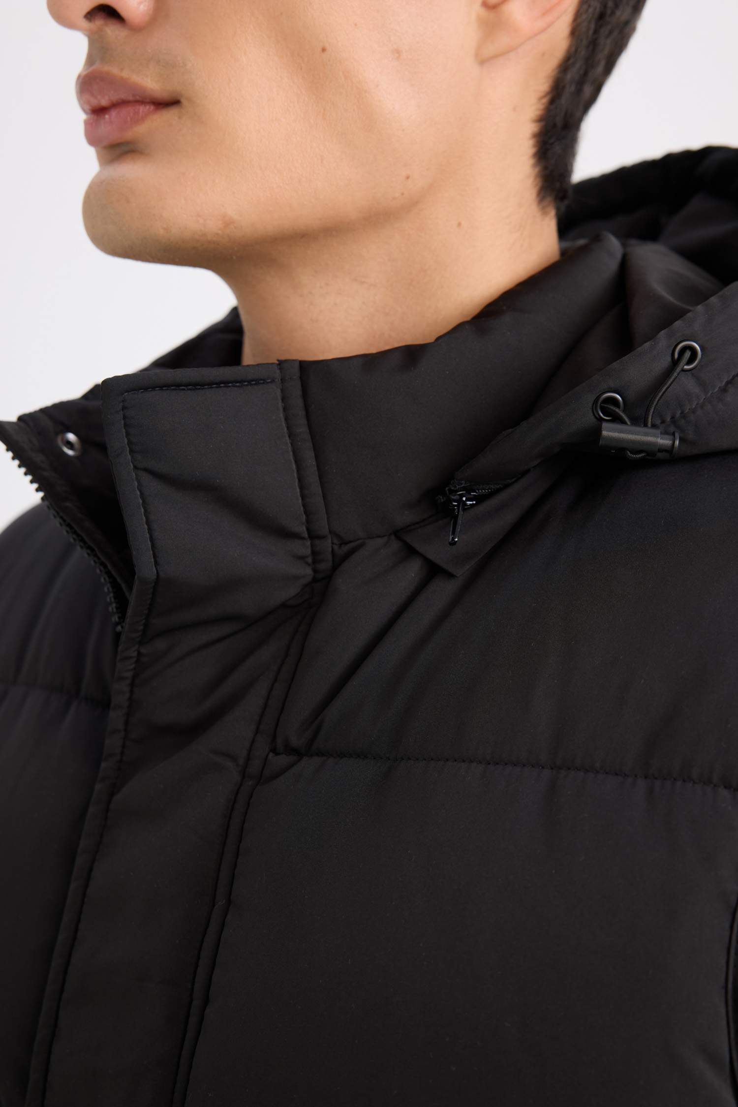 Regular Fit Kapüşonlu Fermuarlı Cepli Şişme Yelek