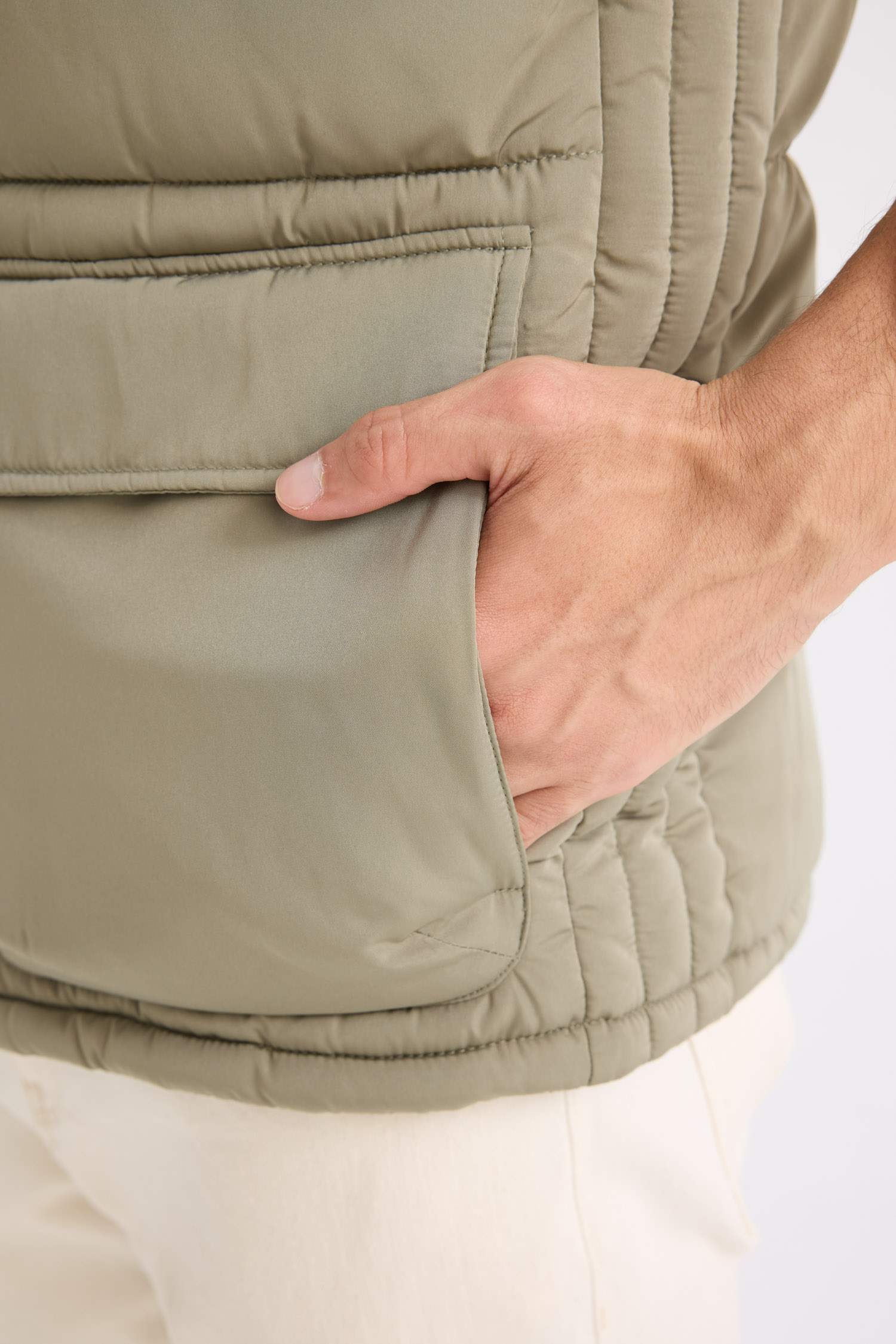 Regular Fit Kapüşonlu Fermuarlı Cepli Şişme Yelek