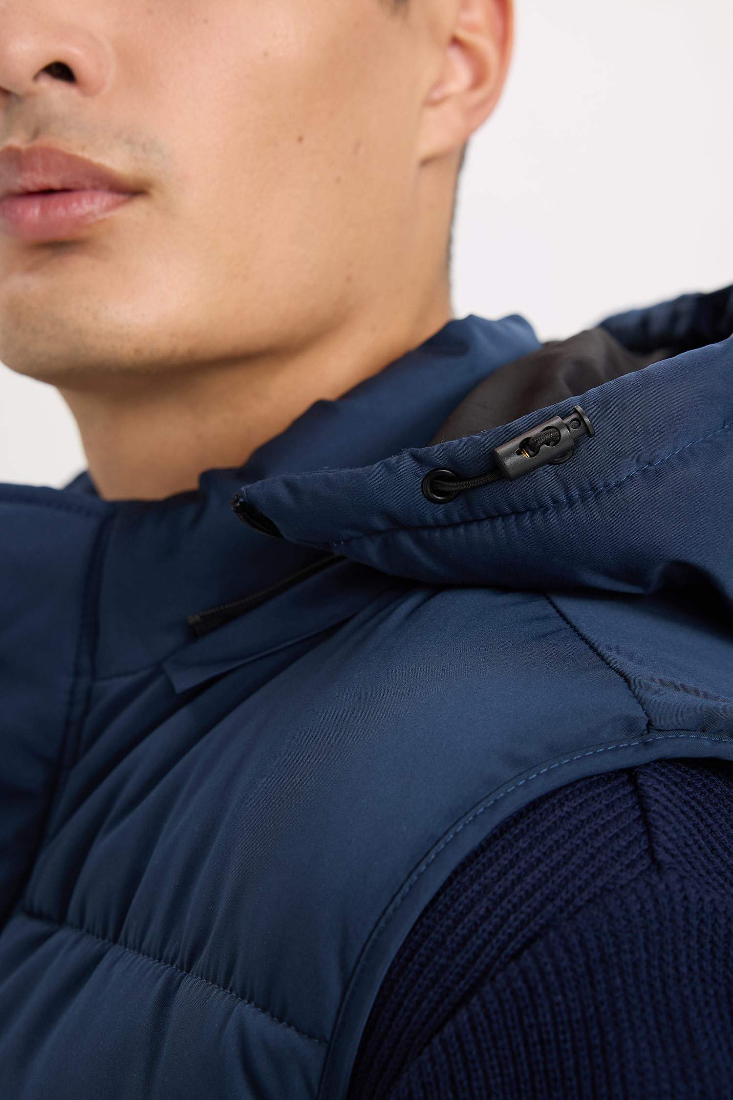 Regular Fit Kapüşonlu Fermuarlı Cepli Şişme Yelek