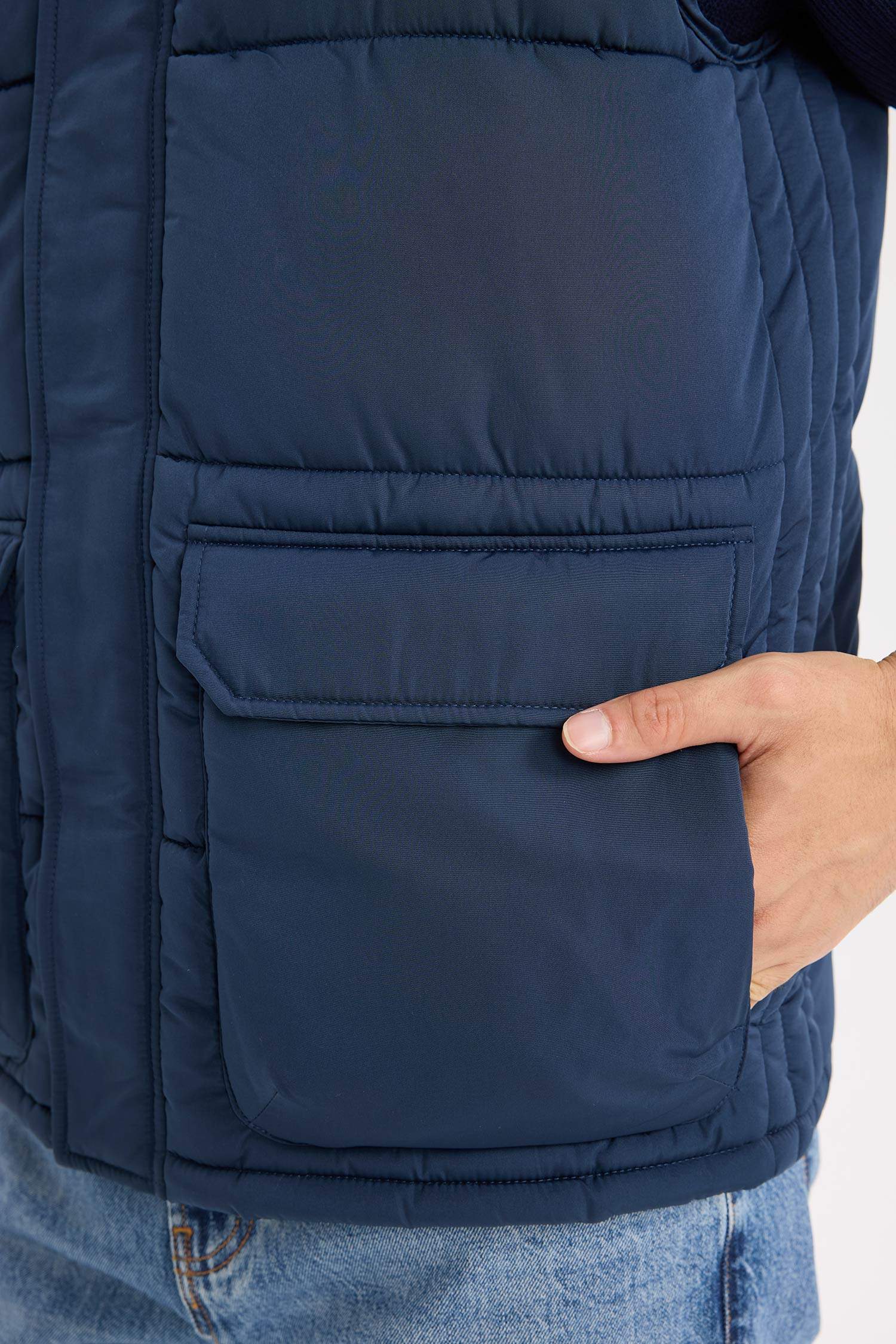 Regular Fit Kapüşonlu Fermuarlı Cepli Şişme Yelek