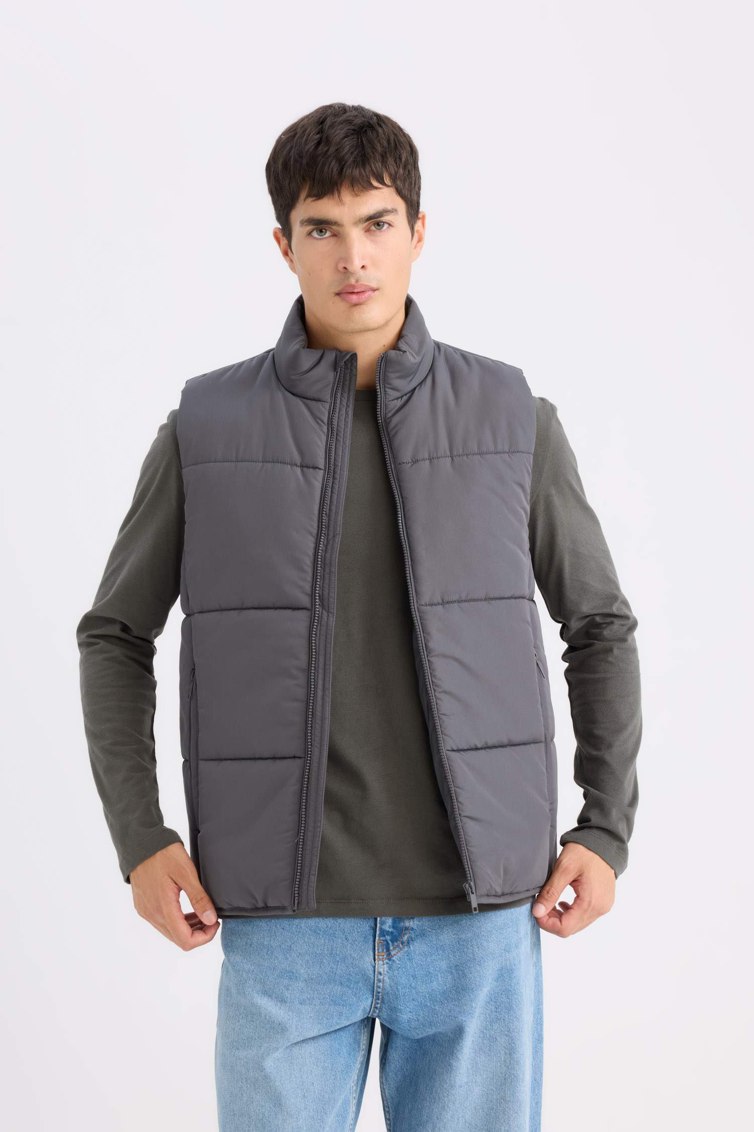 Regular Fit Dik Yaka Fermuarlı Cepli Şişme Yelek