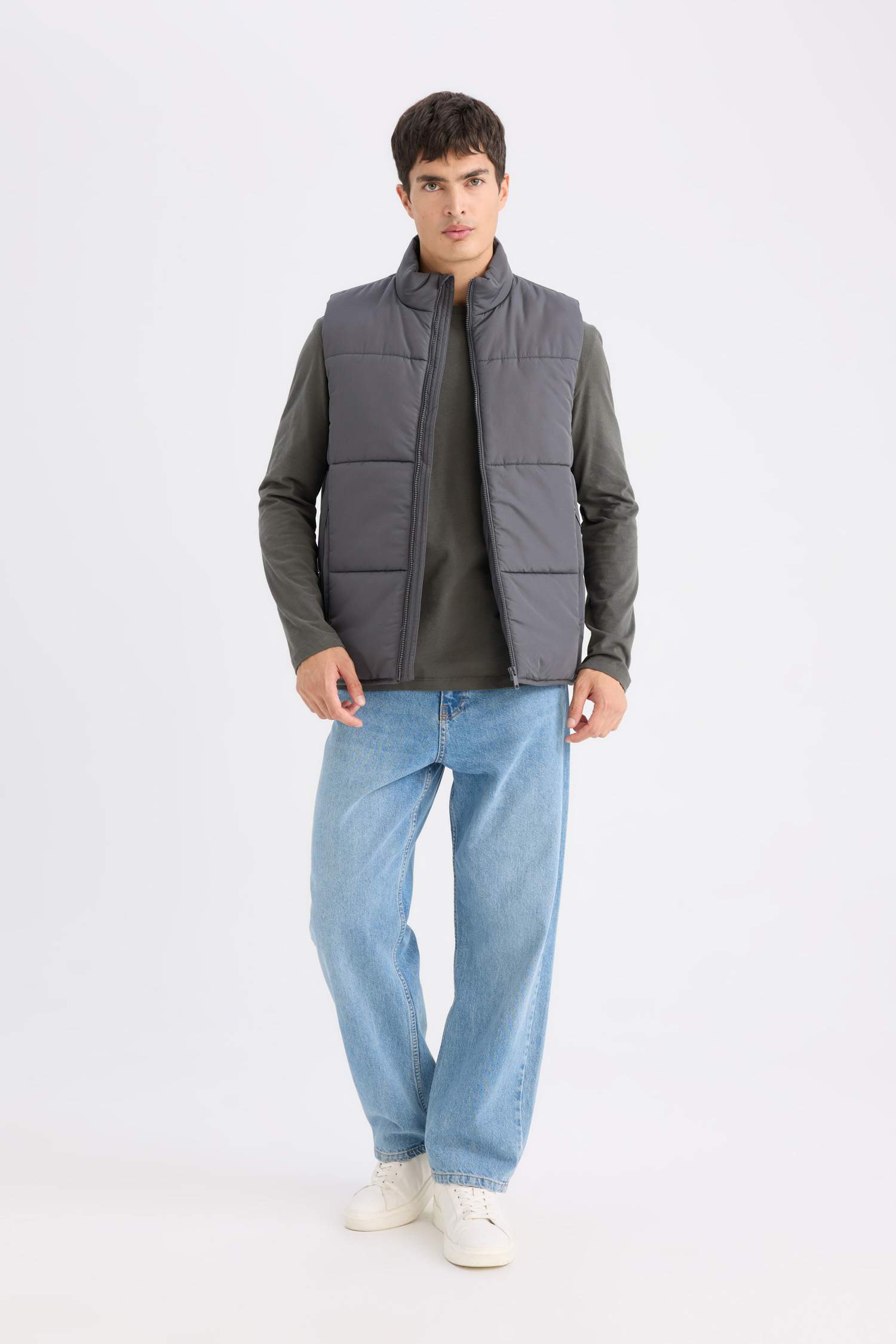 Regular Fit Dik Yaka Fermuarlı Cepli Şişme Yelek