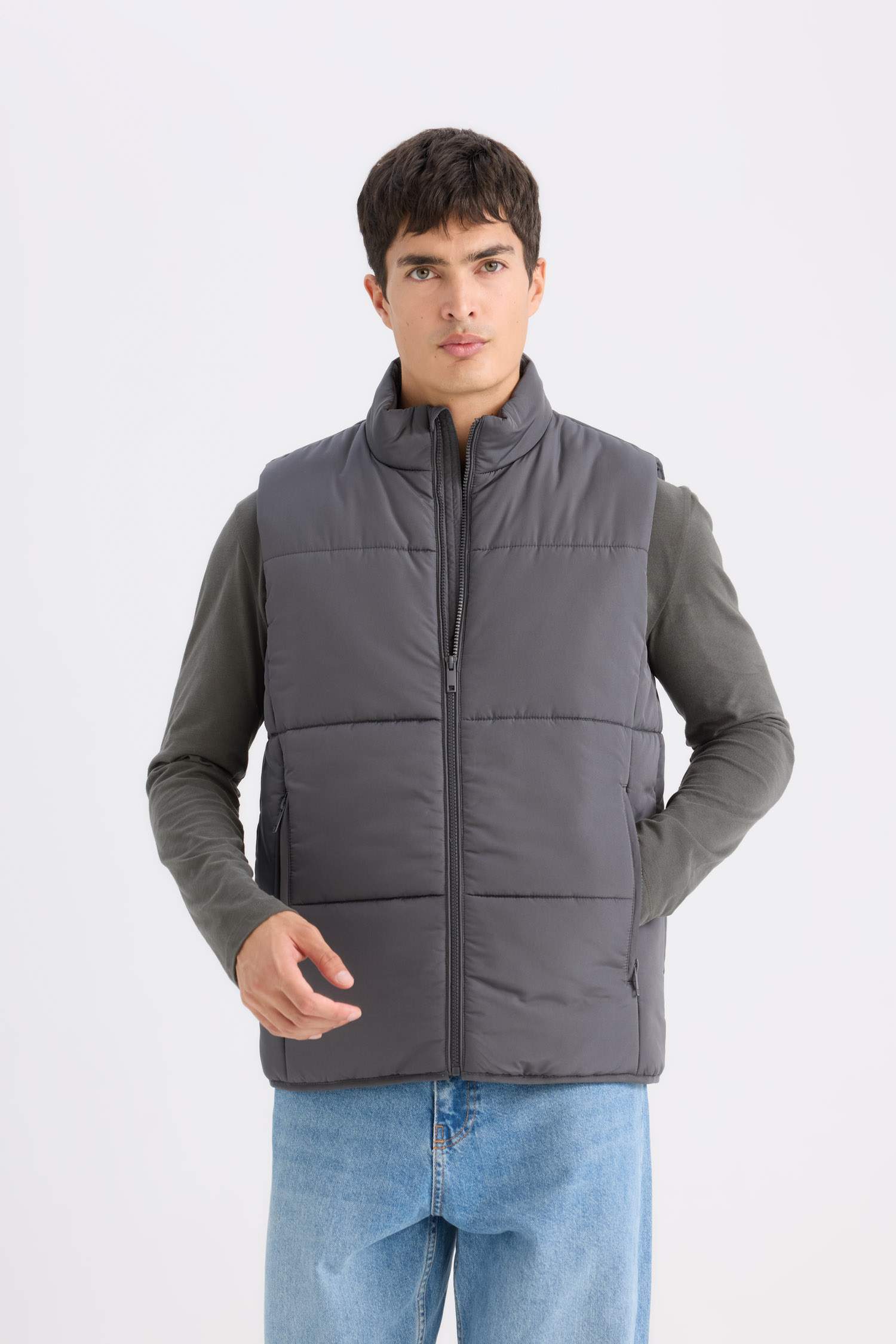 Regular Fit Dik Yaka Fermuarlı Cepli Şişme Yelek