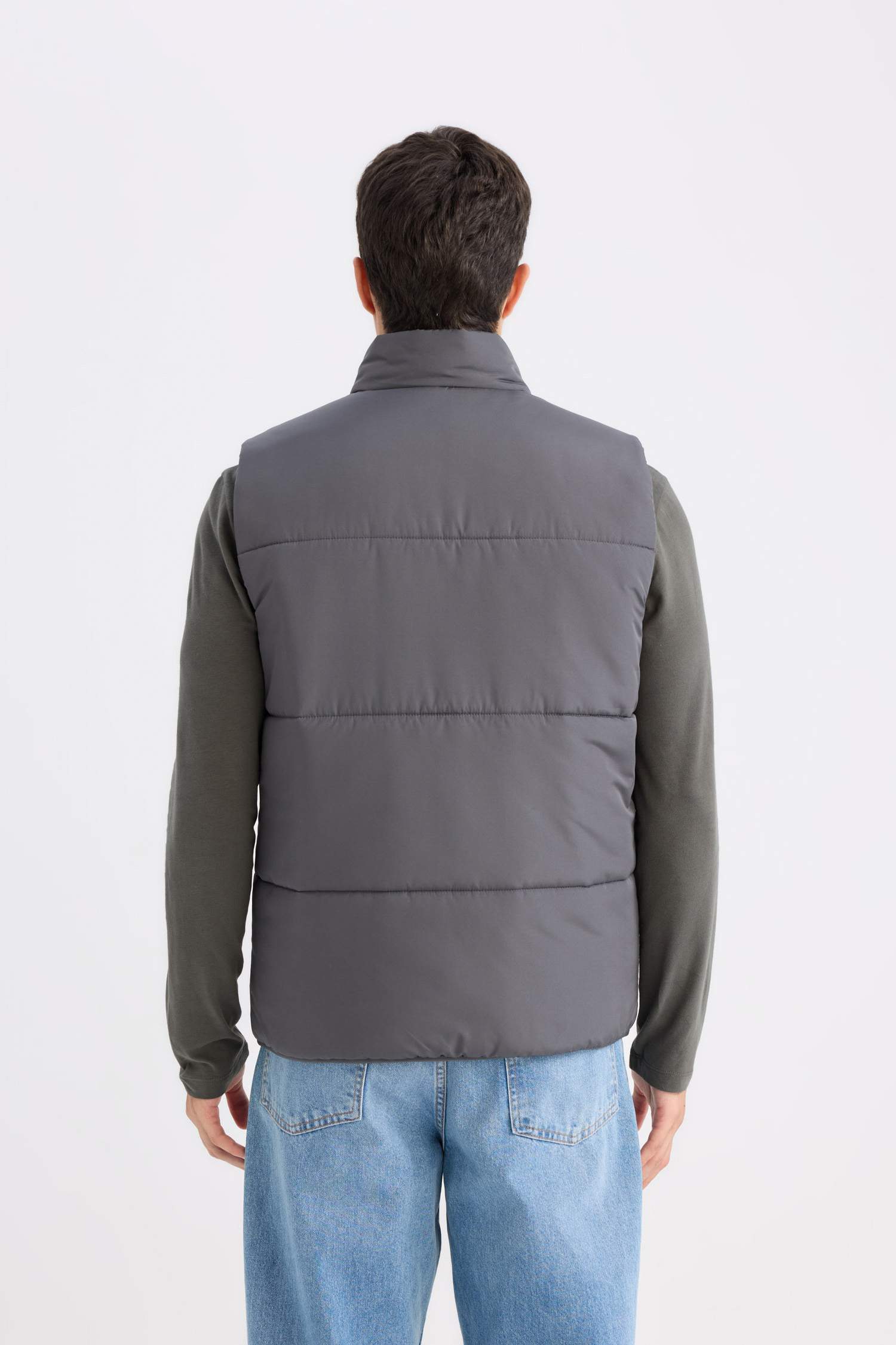 Regular Fit Dik Yaka Fermuarlı Cepli Şişme Yelek