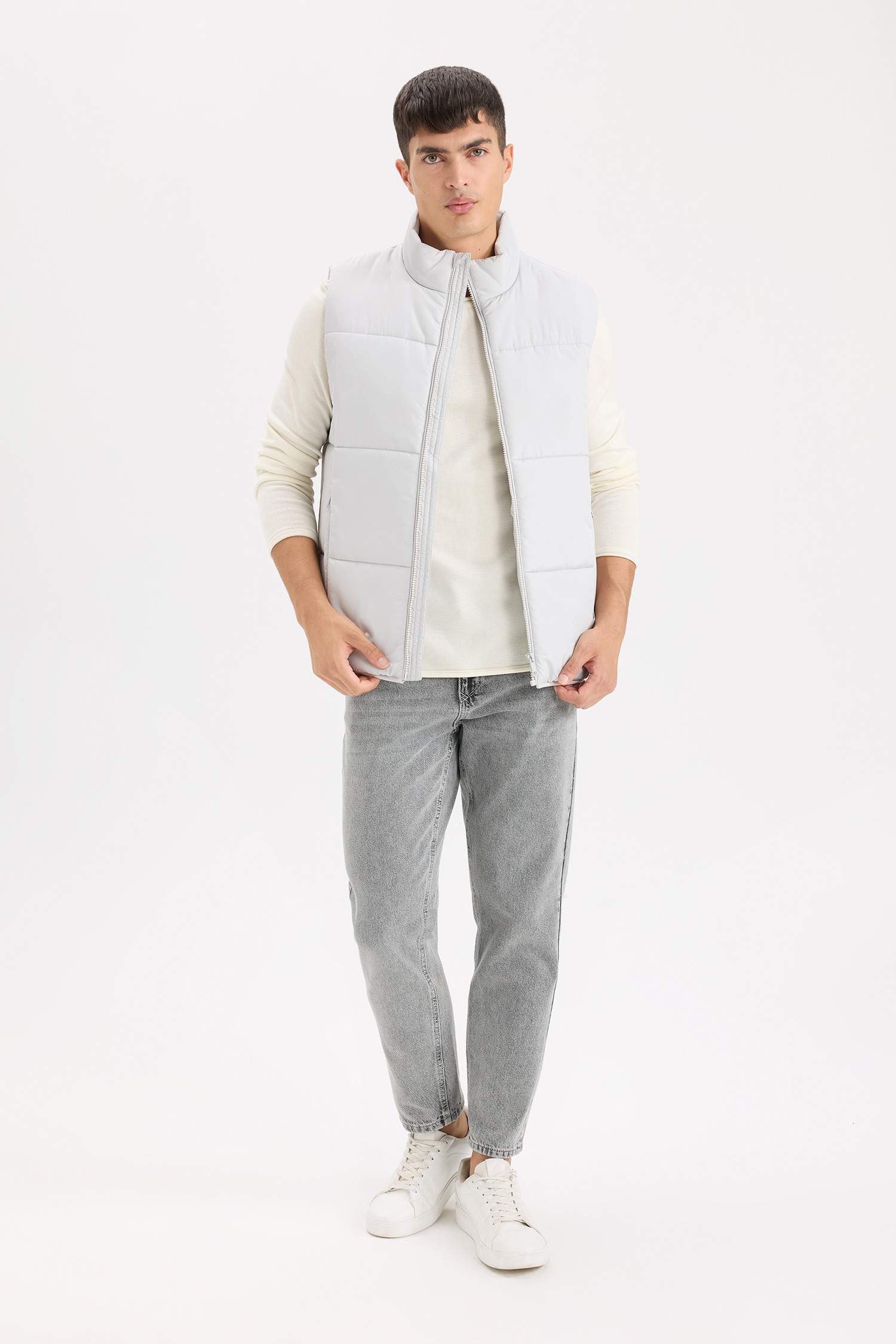 Regular Fit Dik Yaka Fermuarlı Cepli Şişme Yelek