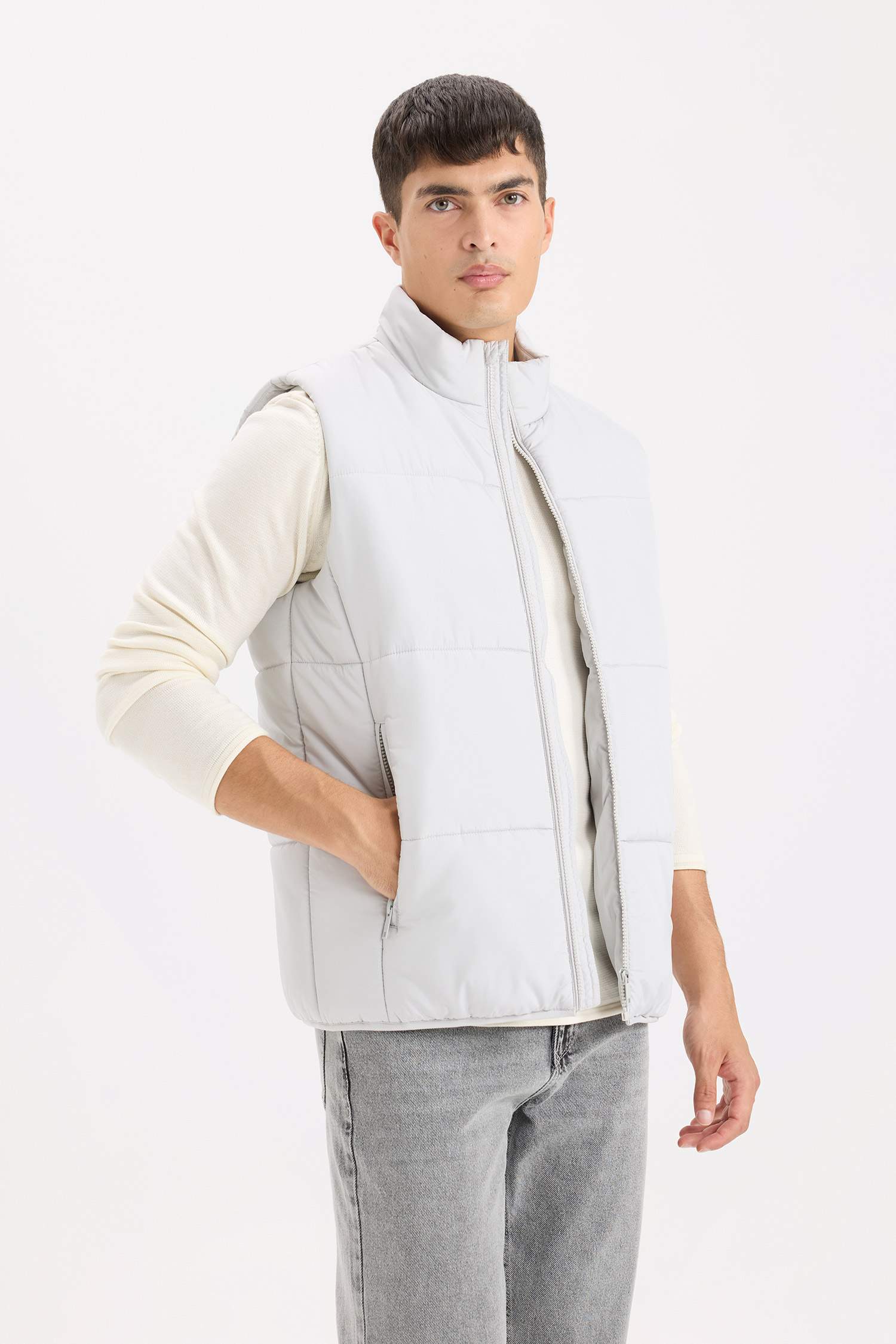 Regular Fit Dik Yaka Fermuarlı Cepli Şişme Yelek