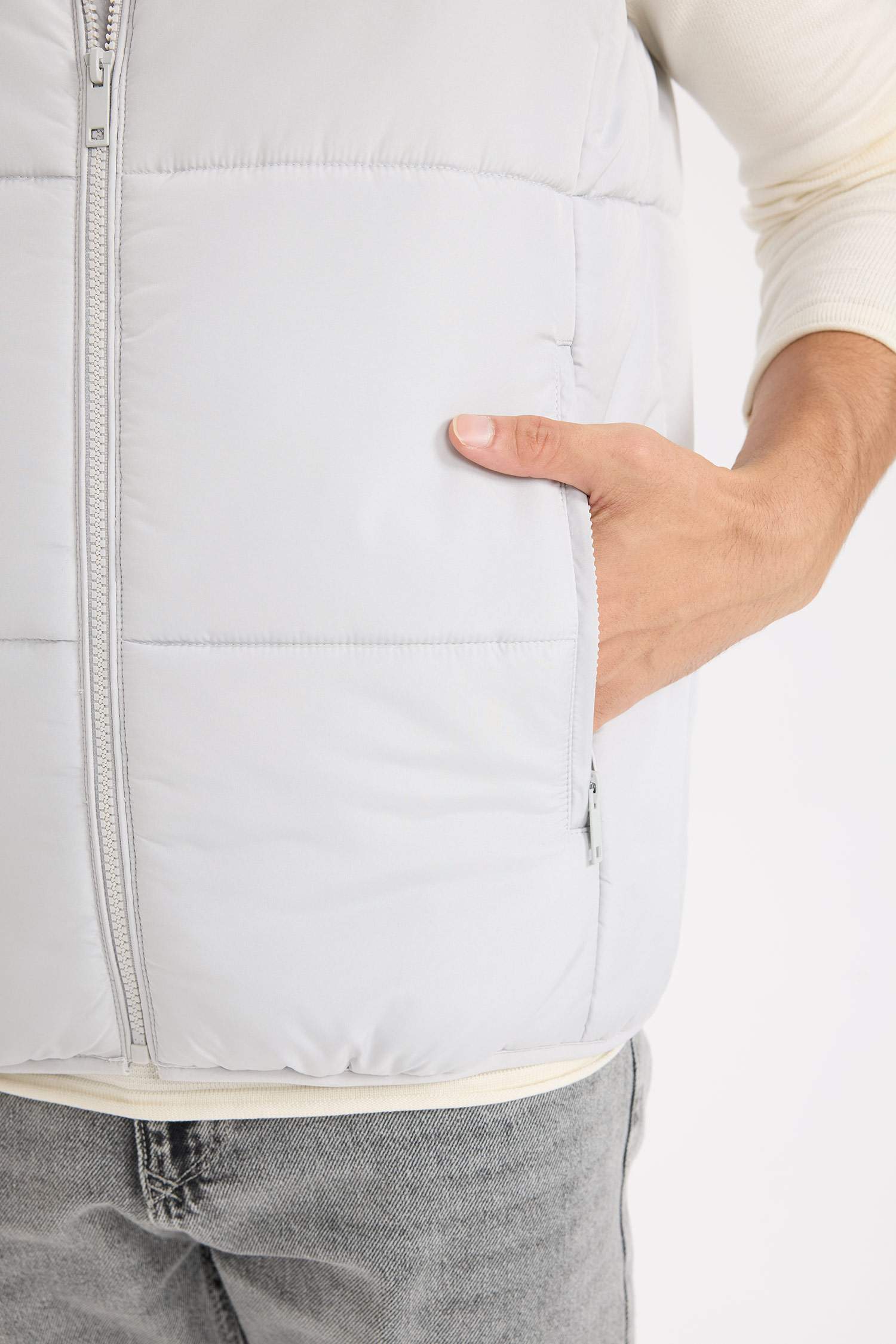 Regular Fit Dik Yaka Fermuarlı Cepli Şişme Yelek