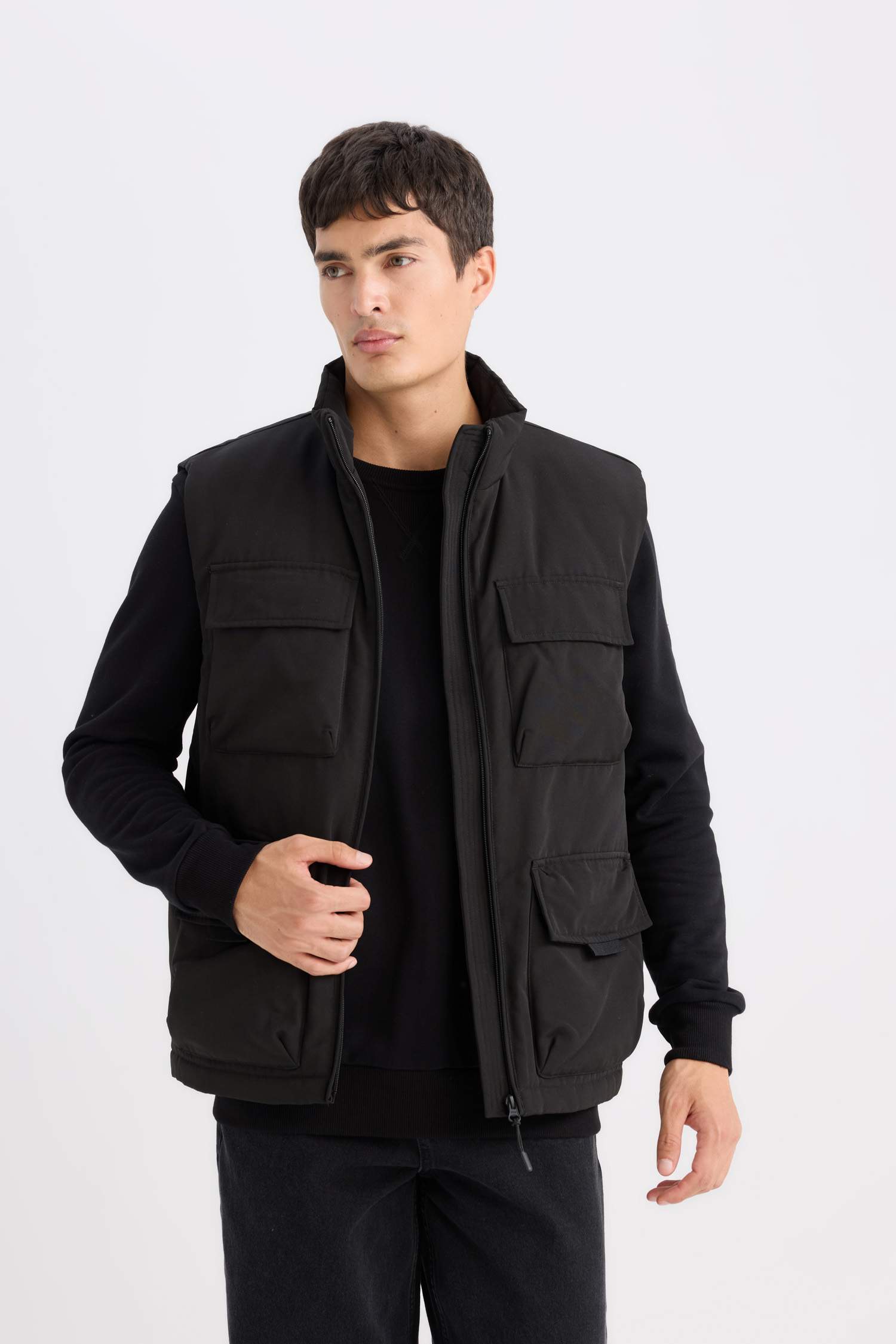 Regular Fit Dik Yaka Fermuarlı Cepli Şişme Yelek