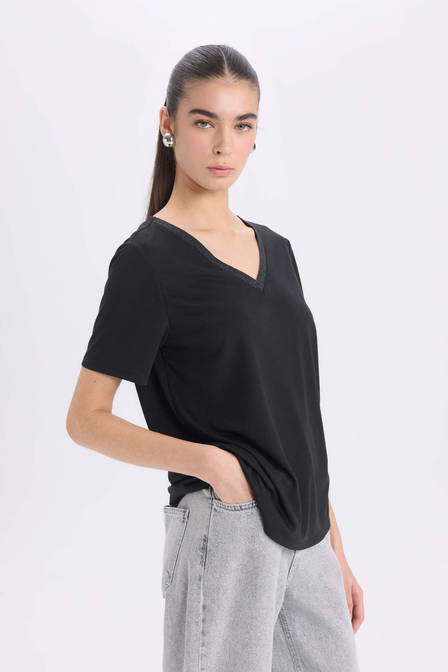 Футболка relax fit с V-образным вырезом и короткими рукавами