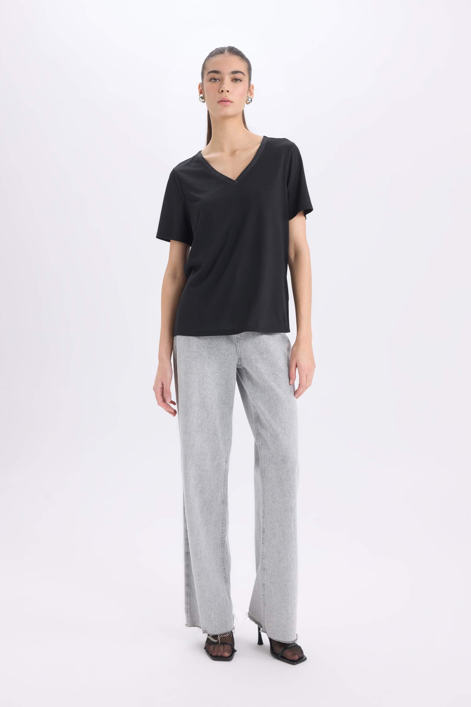 Футболка relax fit с V-образным вырезом и короткими рукавами