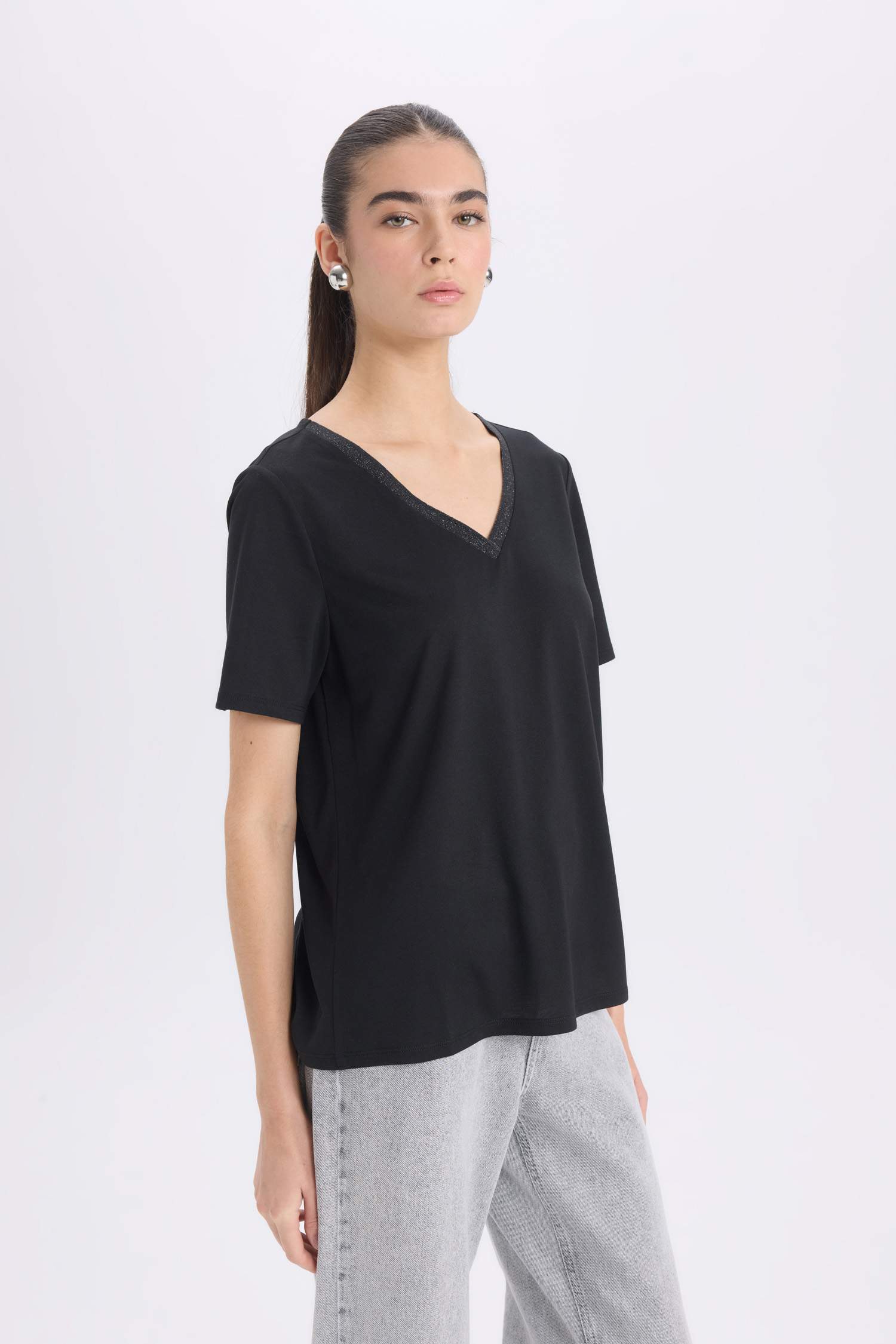 Футболка relax fit с V-образным вырезом и короткими рукавами