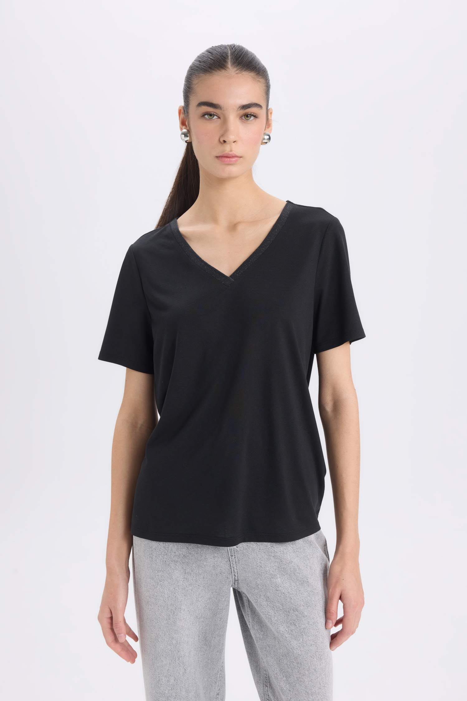 Футболка relax fit с V-образным вырезом и короткими рукавами