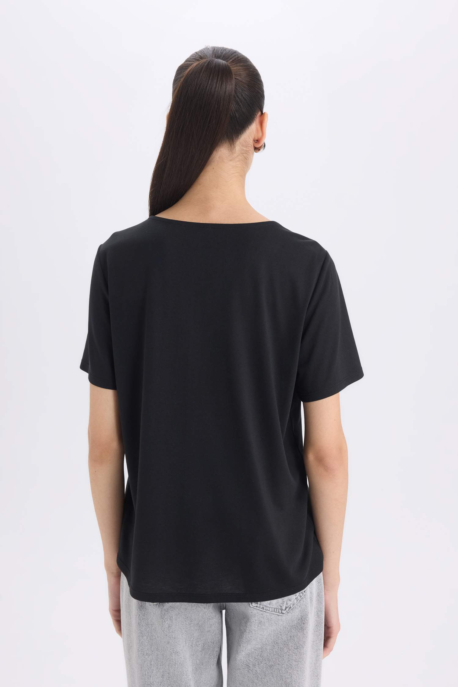 Футболка relax fit с V-образным вырезом и короткими рукавами