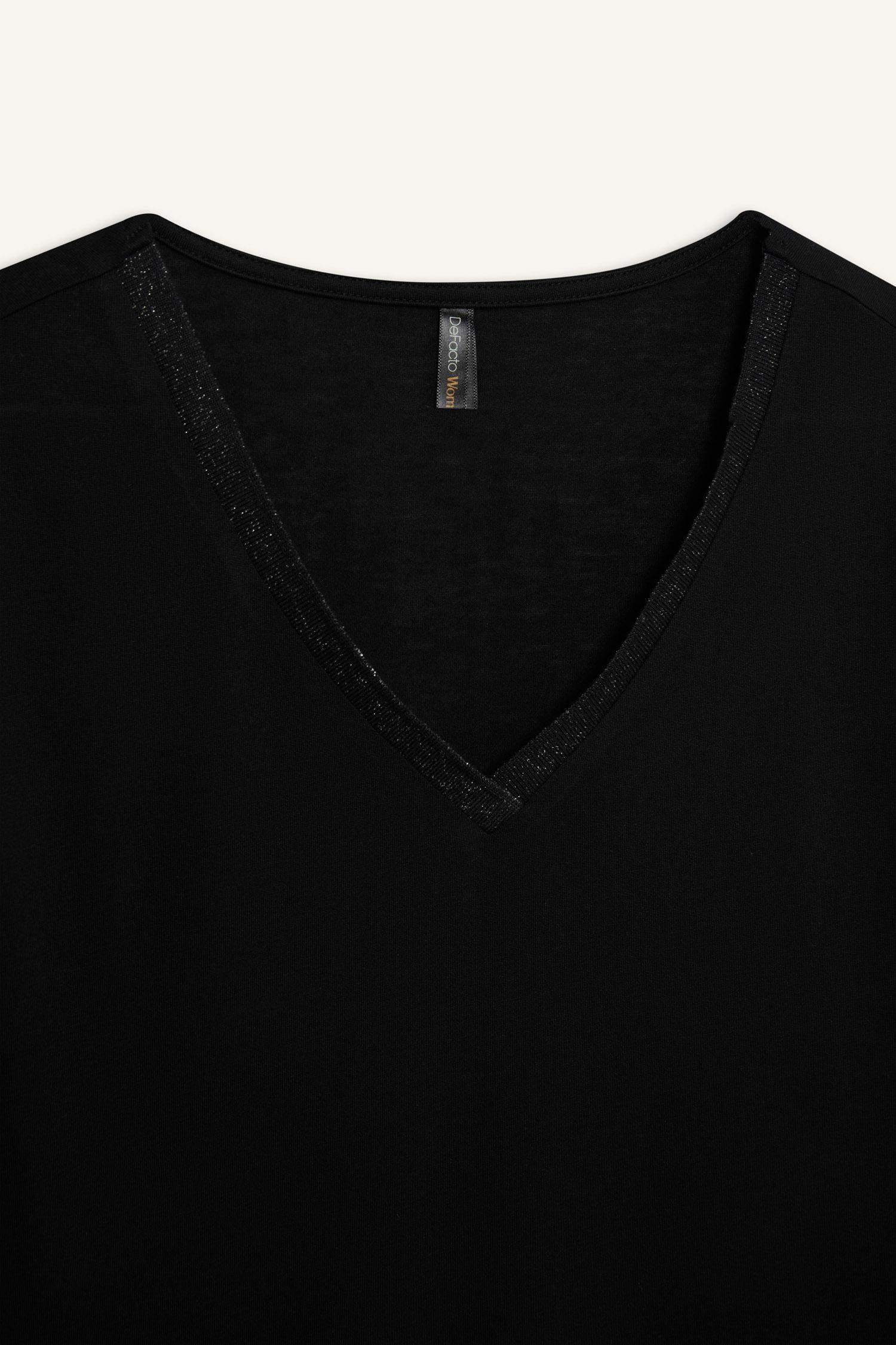 Футболка relax fit с V-образным вырезом и короткими рукавами