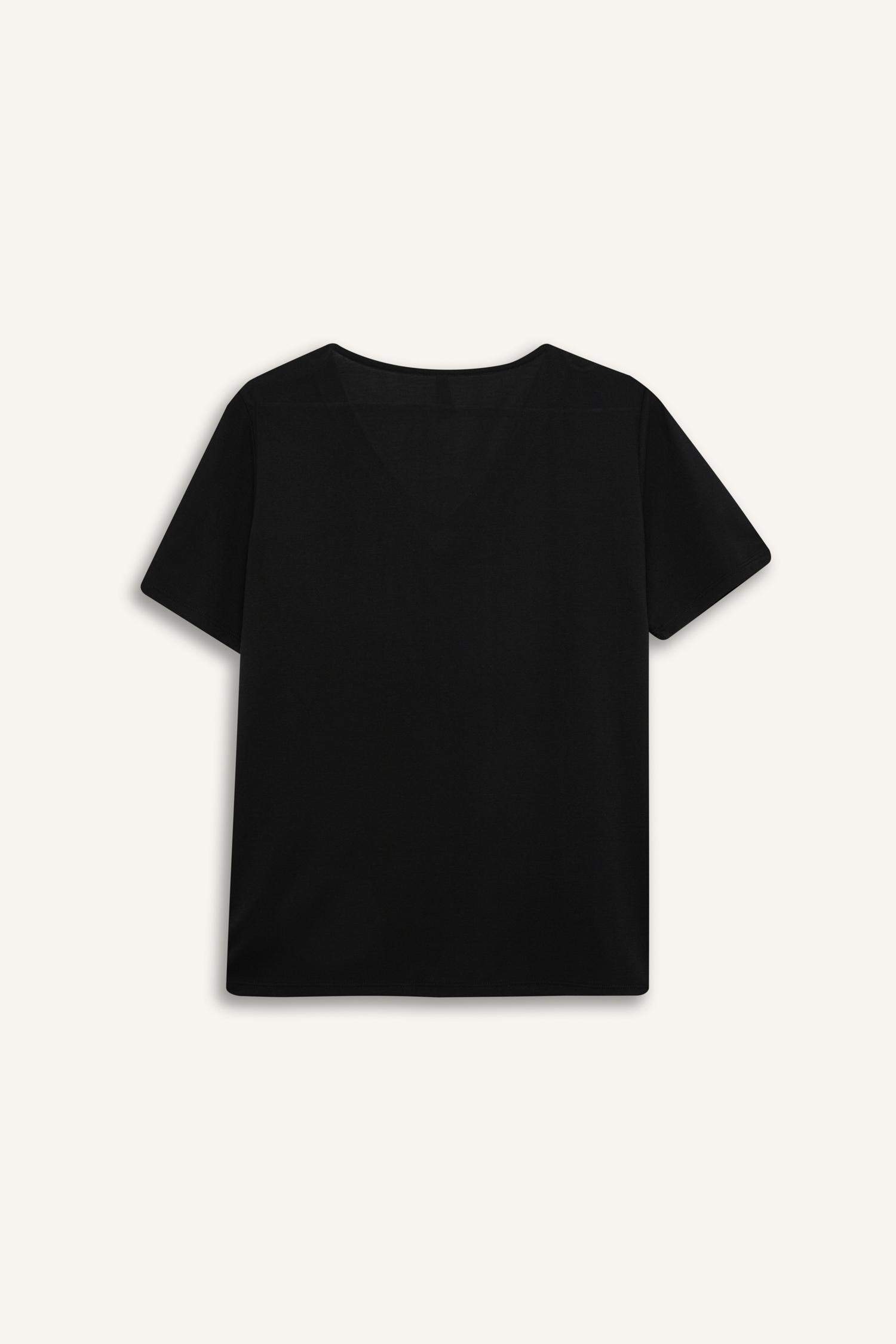 Футболка relax fit с V-образным вырезом и короткими рукавами