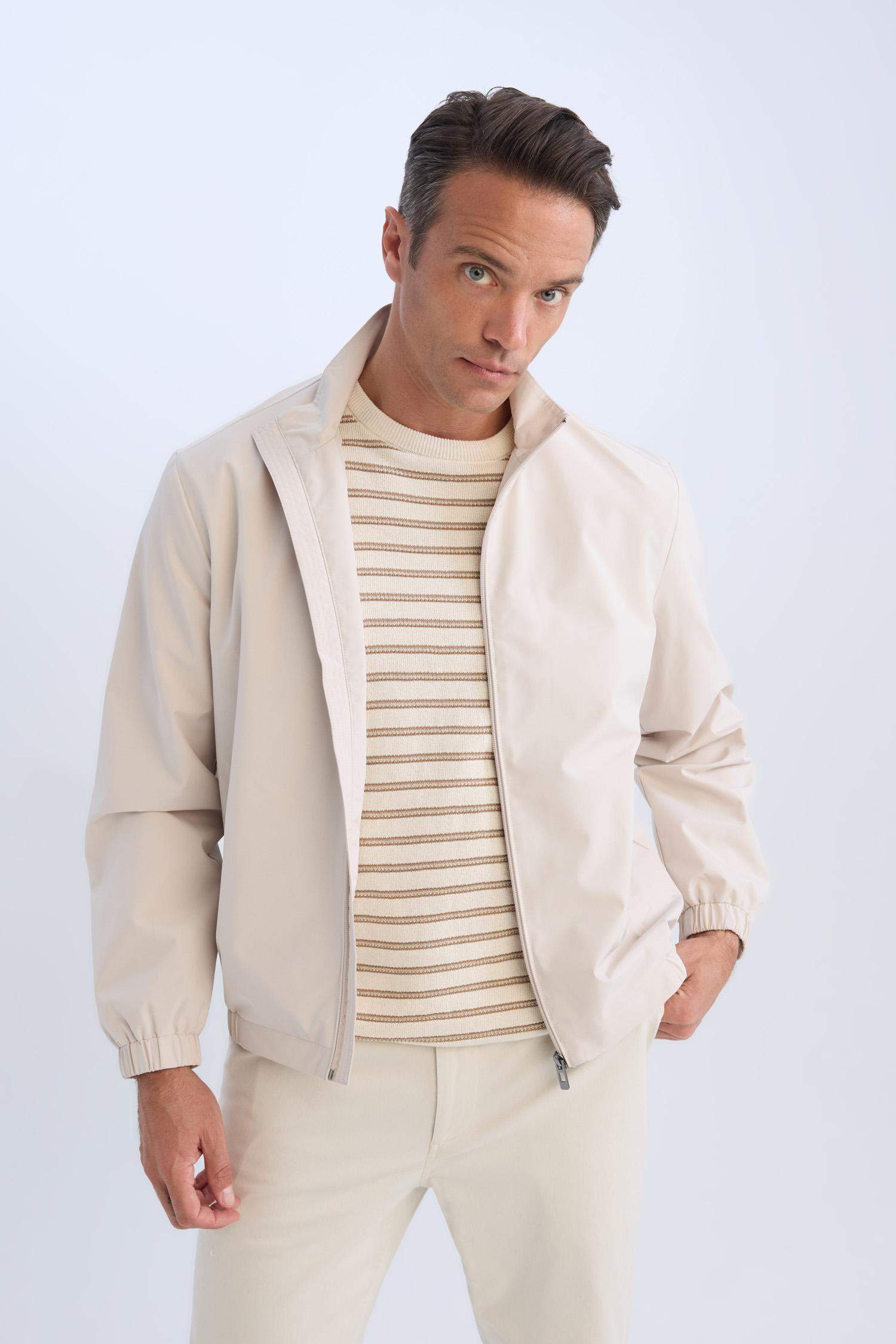 Regular Fit Dik Yaka Fermuarlı Cepli Mevsimlik Baharlık Mont