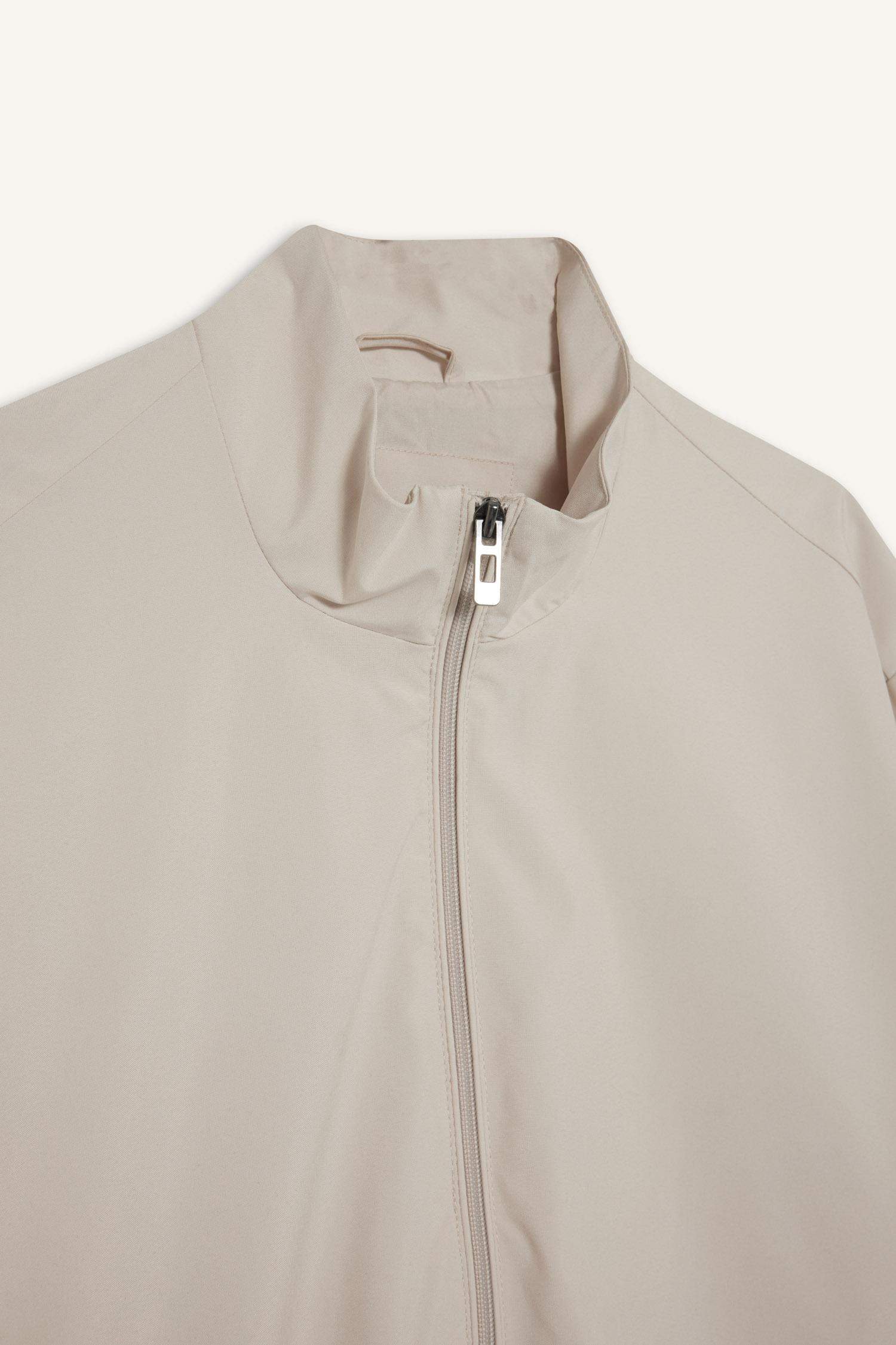 Regular Fit Dik Yaka Fermuarlı Cepli Mevsimlik Baharlık Mont