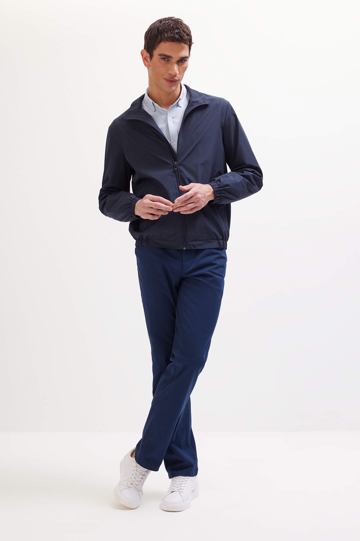 Regular Fit Dik Yaka Fermuarlı Cepli Mevsimlik Baharlık Mont