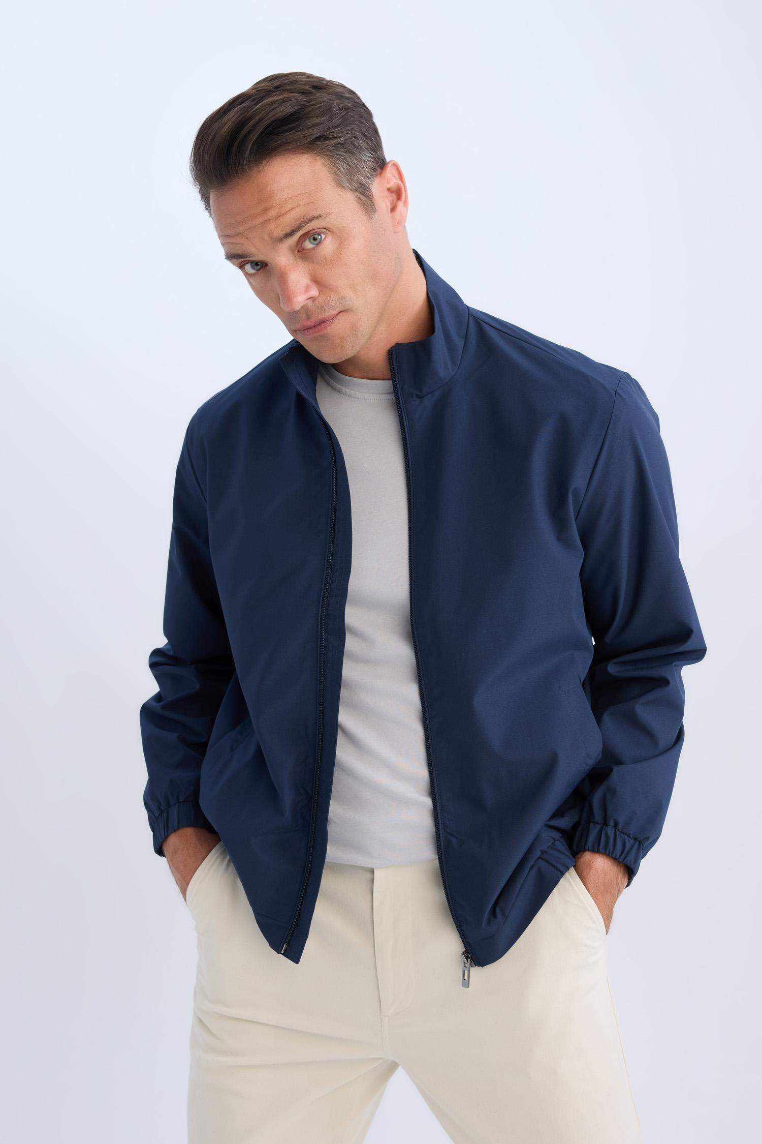 Regular Fit Dik Yaka Fermuarlı Cepli Mevsimlik Baharlık Mont