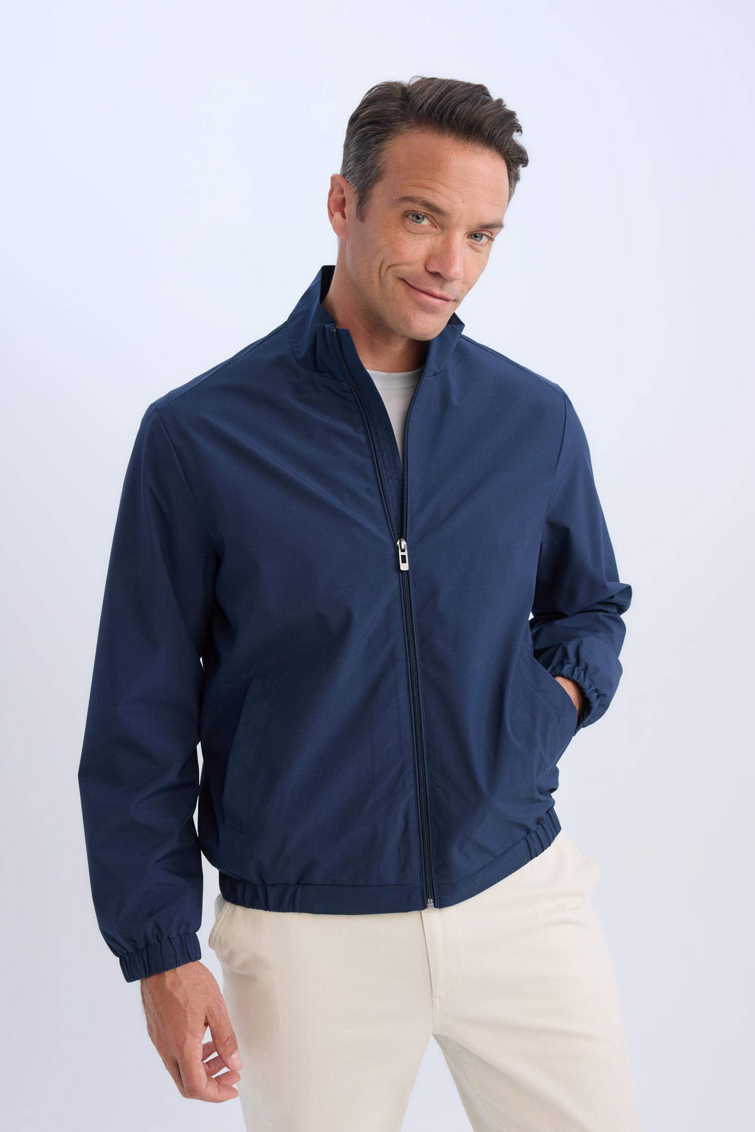 Regular Fit Dik Yaka Fermuarlı Cepli Mevsimlik Baharlık Mont