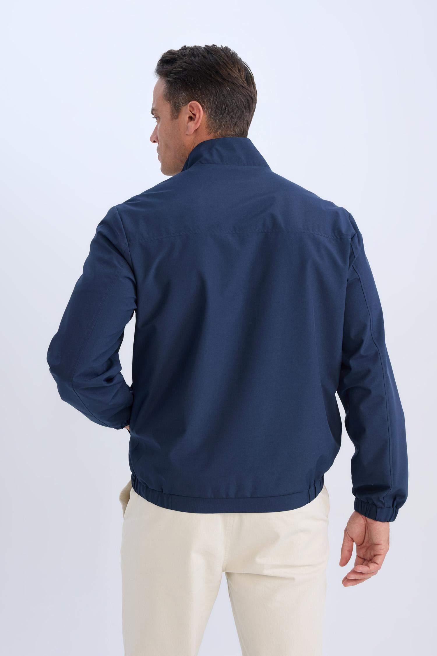 Regular Fit Dik Yaka Fermuarlı Cepli Mevsimlik Baharlık Mont