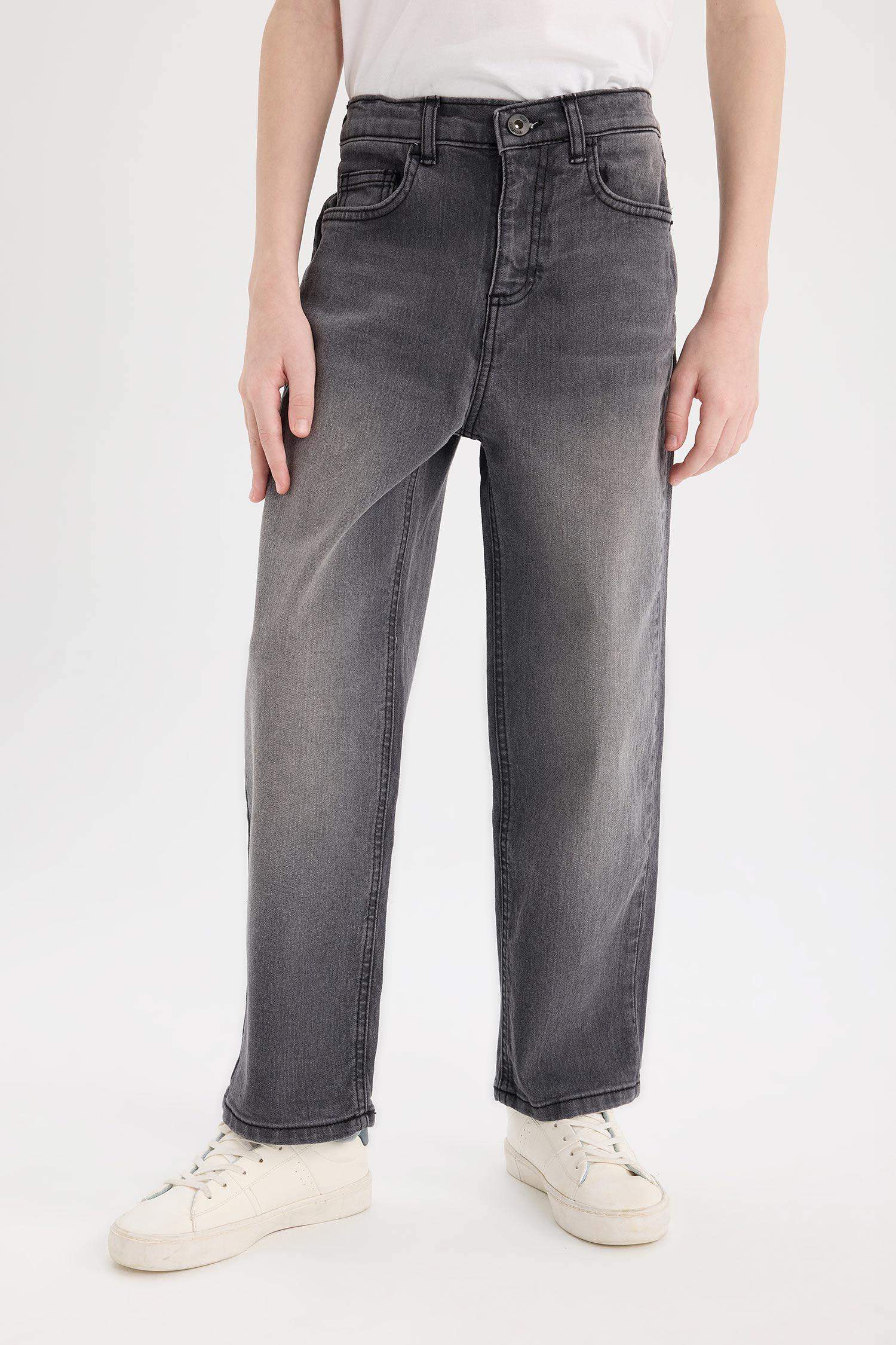 بنطلون جينز ولادي قصة فضفاضة ورجل عادية