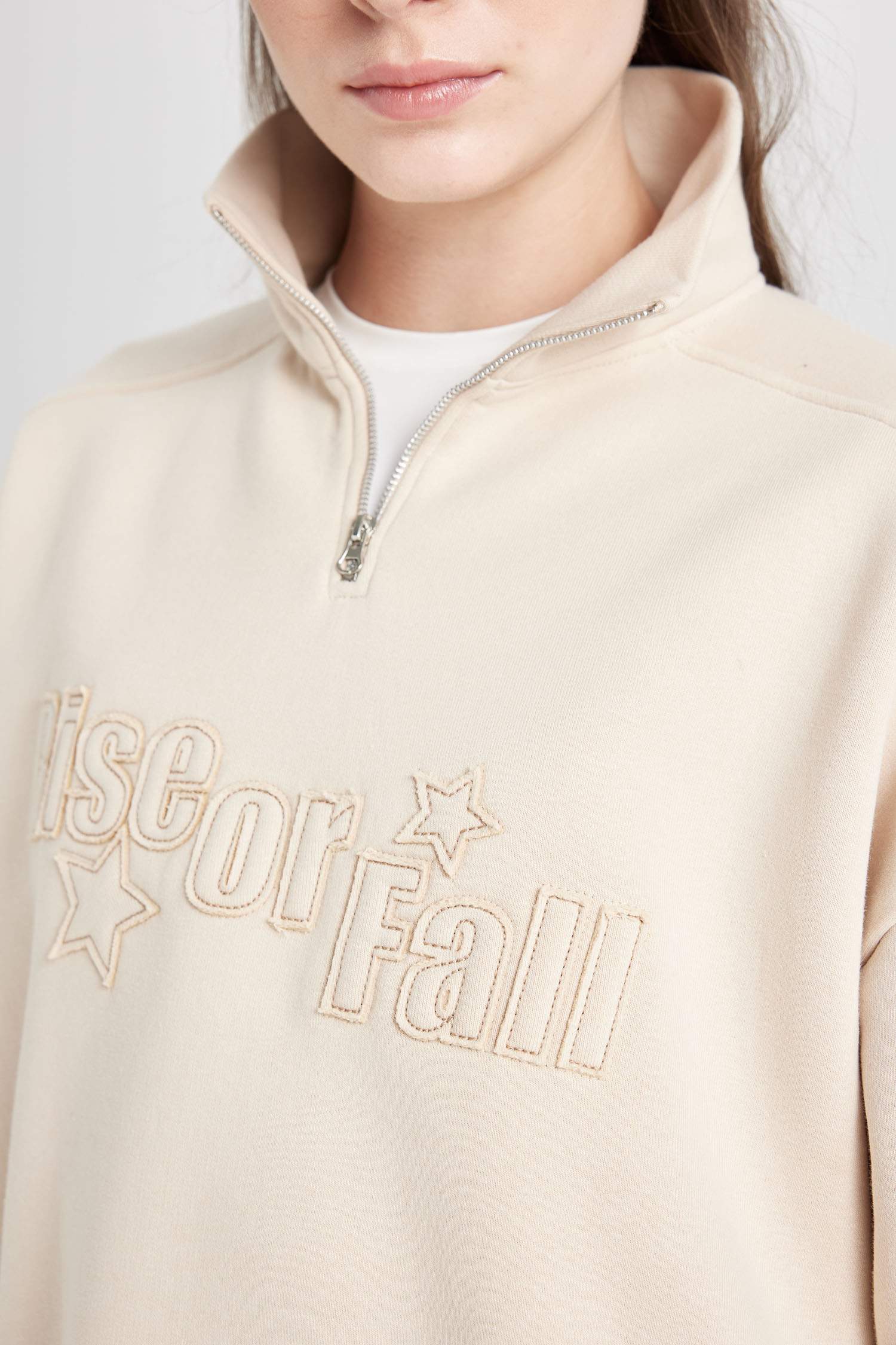 سويت شيرت قصة فضفاضة بساق بسحاب