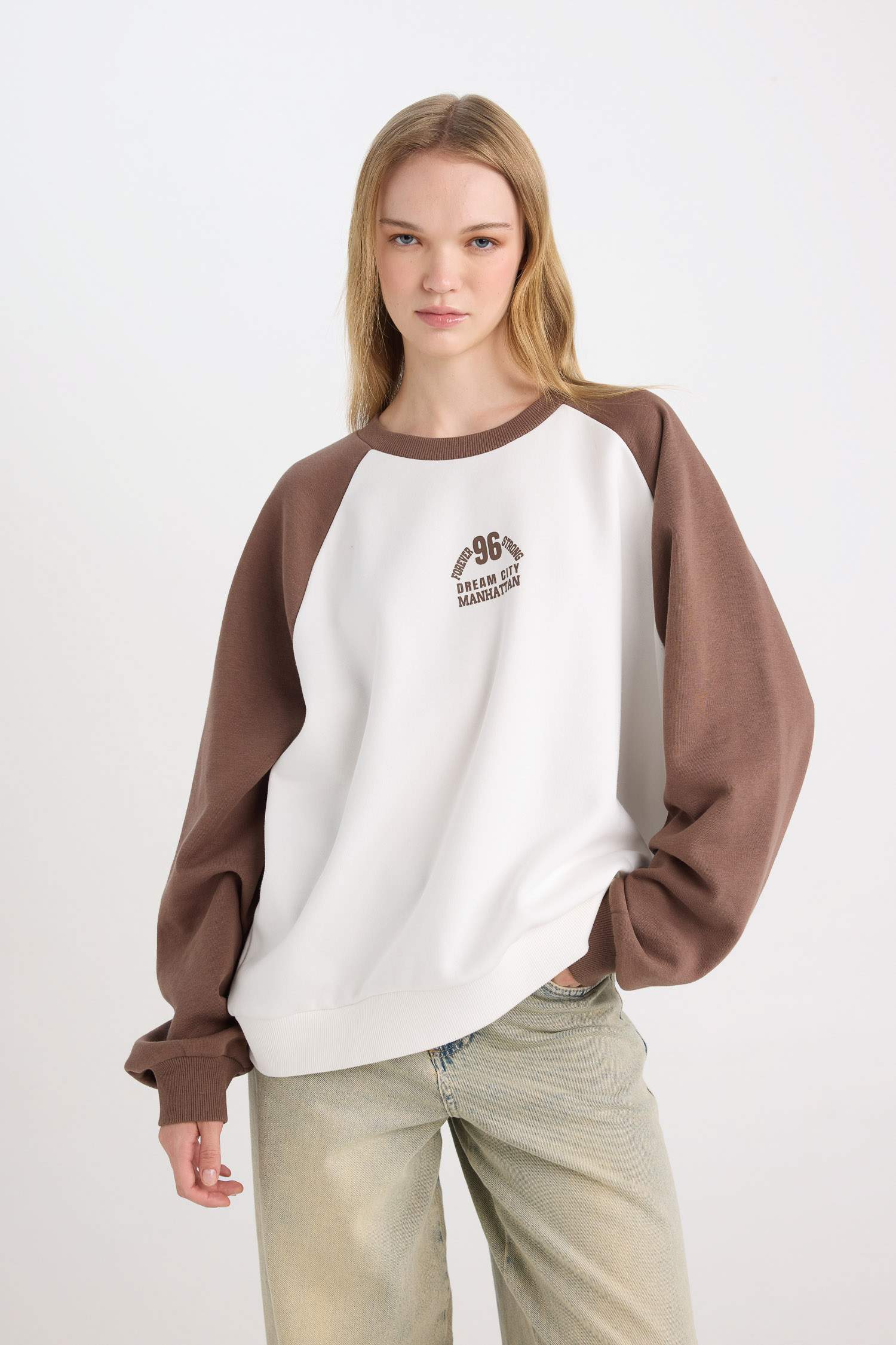 سويت شيرت قصة فضفاضة برقبة مستديرة