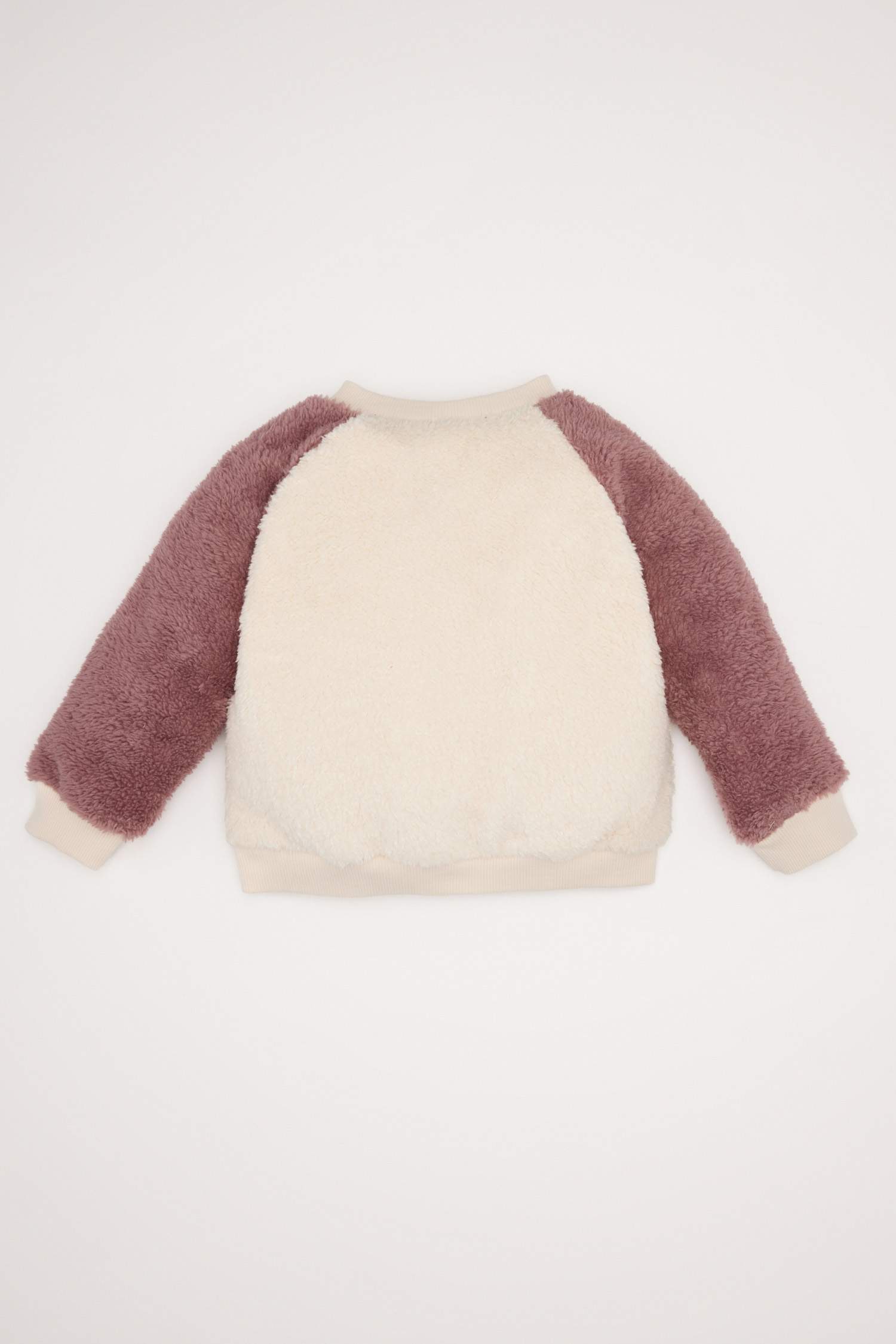 جاكيت فرو بناتي قطيفة قصة عادية وطبعة حروف