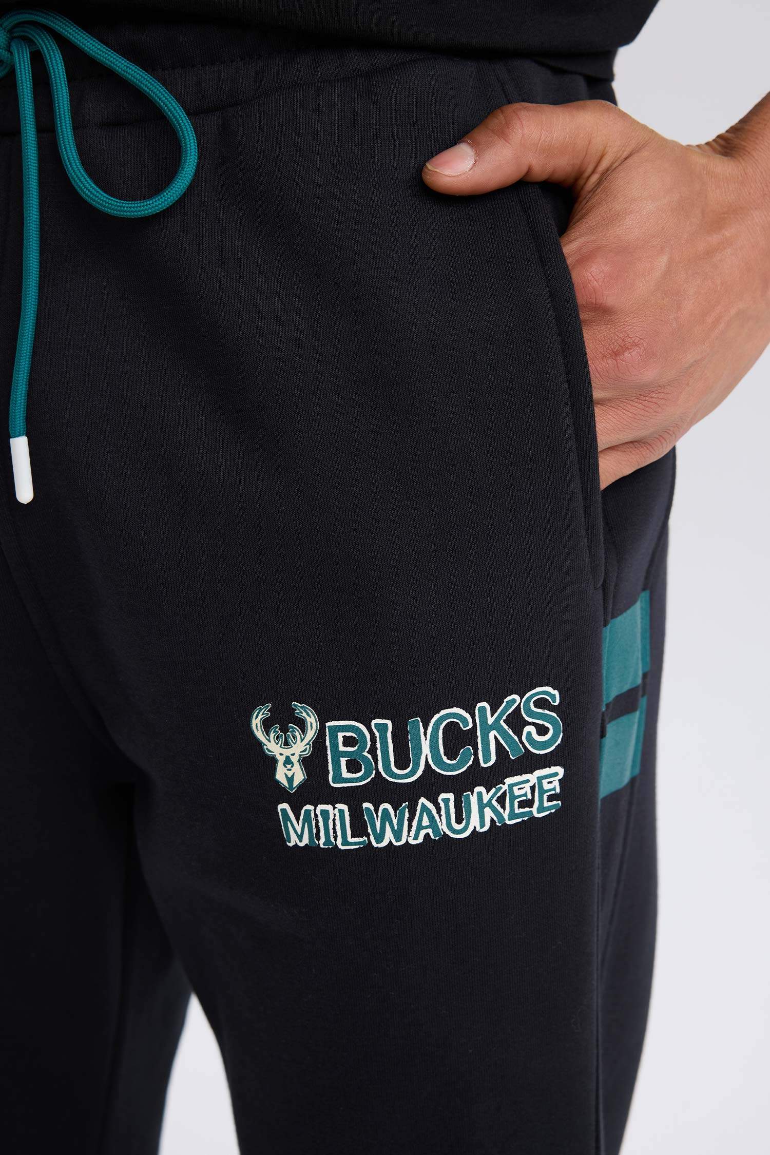 DeFactoFit NBA Milwaukee Bucks Kalın Jogger Eşofman Altı Standart Fit Cepli Beli Bağcıklı Lastikli Paça