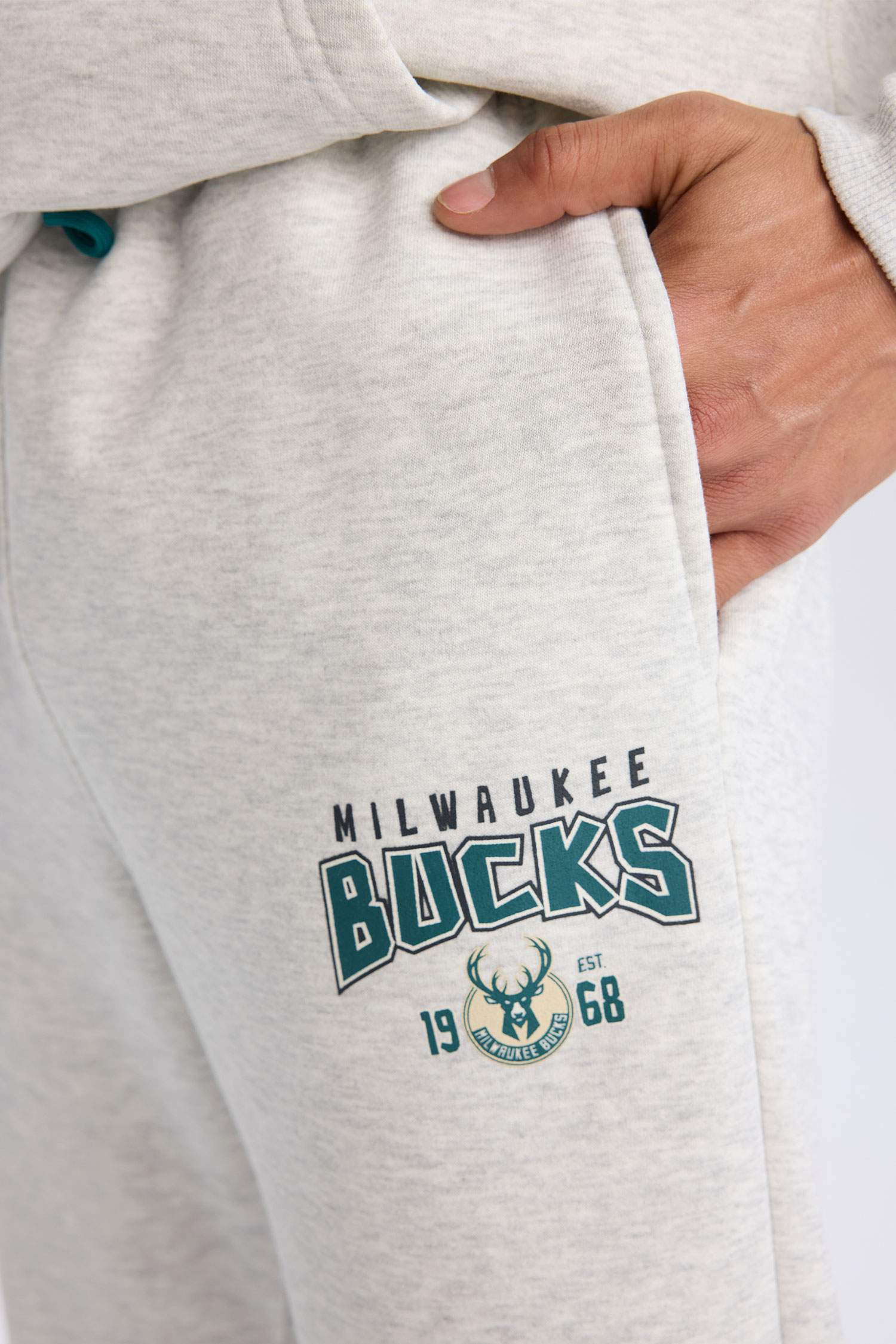 DeFactoFit NBA Milwaukee Bucks Kalın Jogger Eşofman Altı Standart Fit Beli Bağcıklı Cepli 