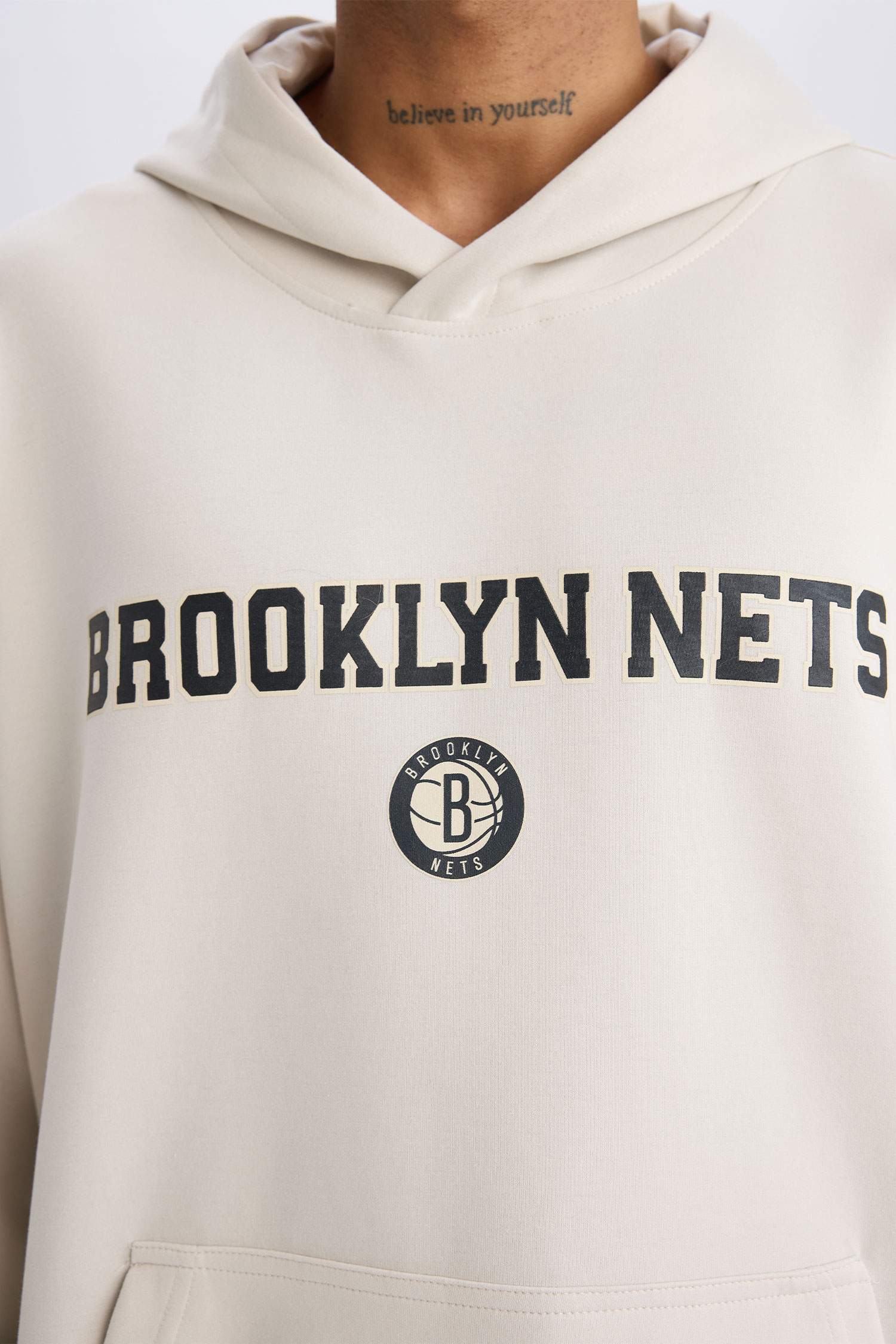 DeFactoFit NBA Brooklyn Nets Oversize Geniş Kalıp Kapüşonlu Sırt Baskılı Skuba Dalgıç Kumaş Sweatshirt
