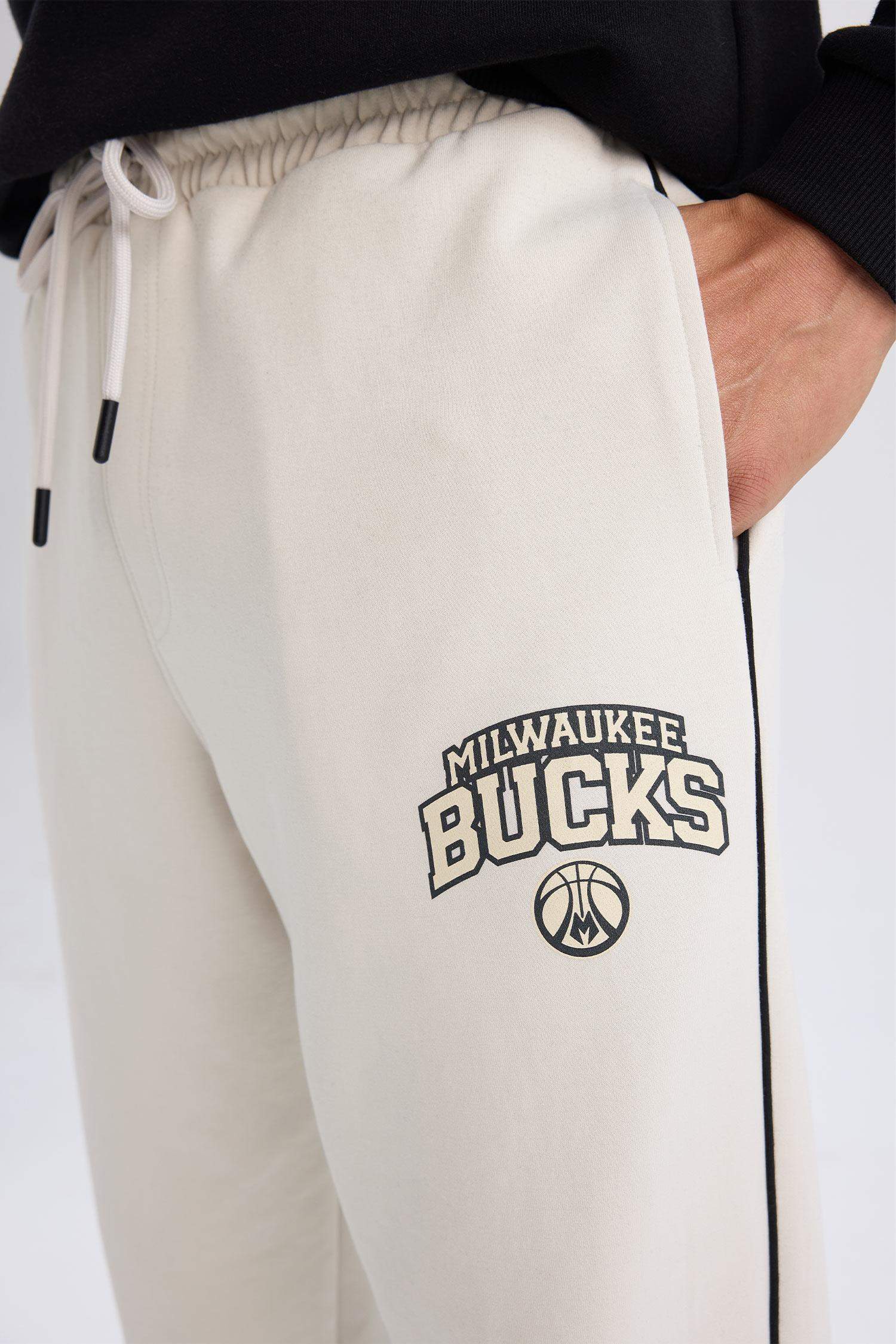 DeFactoFit NBA Milwaukee Bucks Jogger Eşofman Altı Standart Fit Cepli Esnek Bantlı Paça Skuba Dalgıç Kumaş 